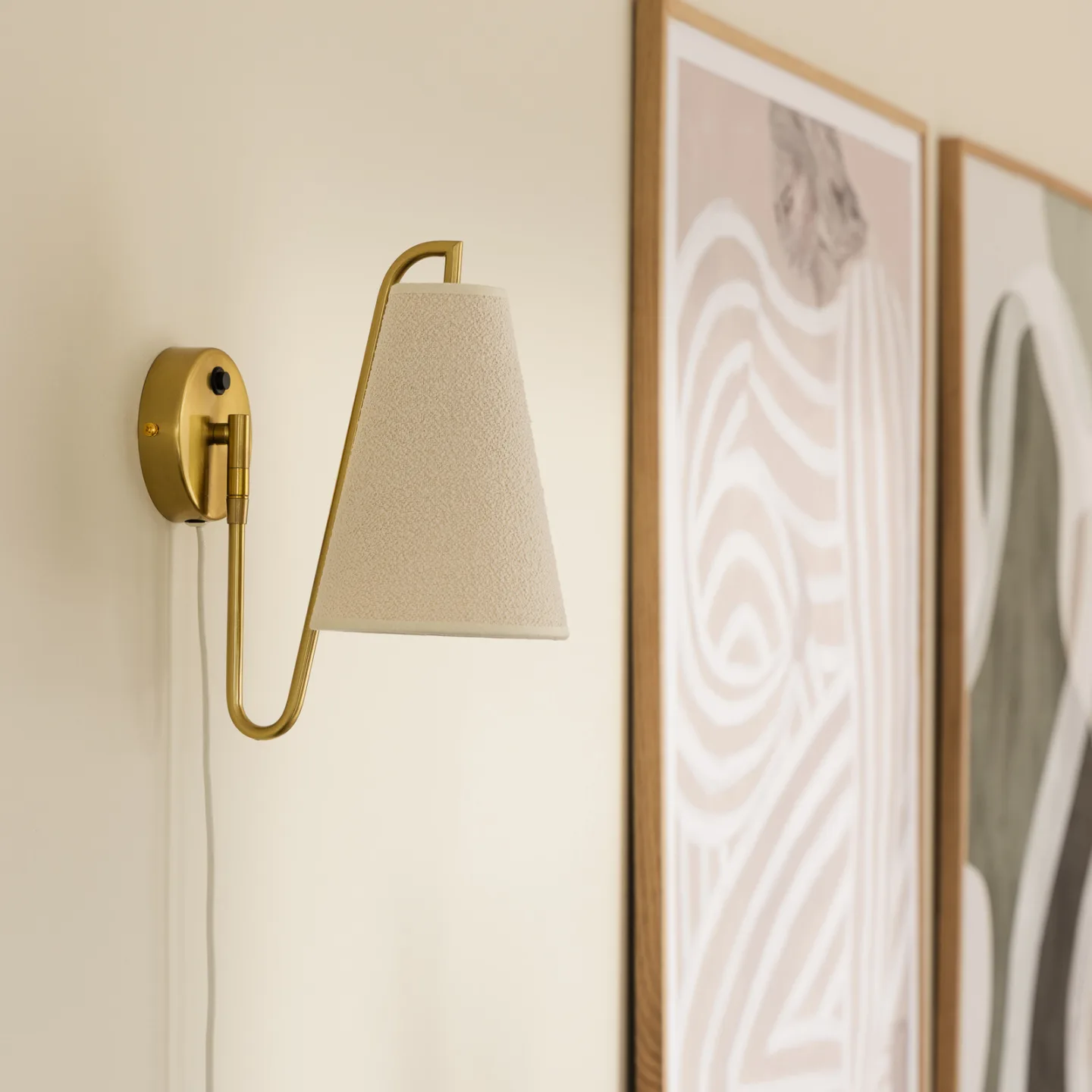 Lou Bouclè Wandleuchte weiß messing Stoff - Globen Lighting - Wohnzimmer - Design - Stoff / Textil - Einflammig