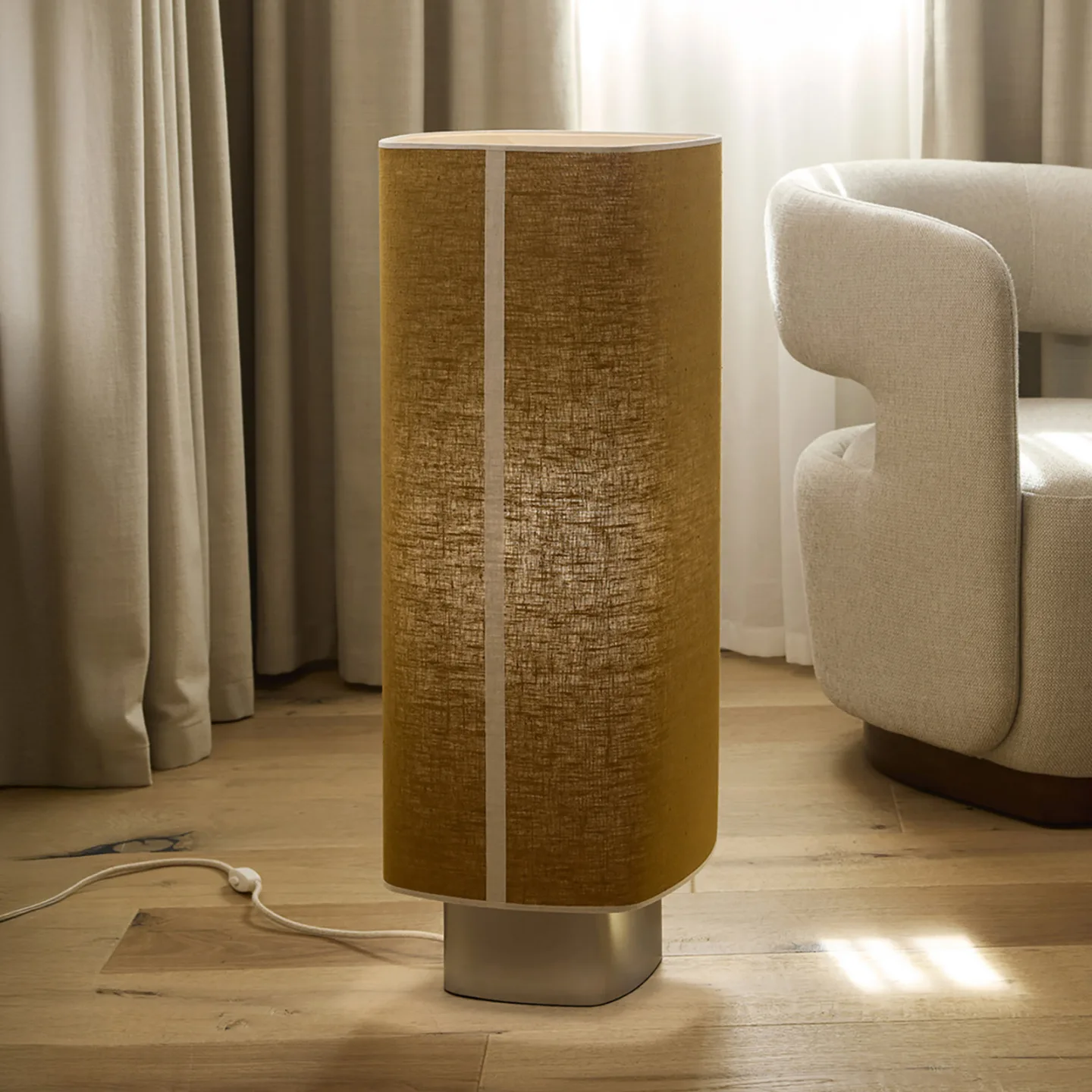 Dolce gulvlampe, currygul - MARKET SET - Stue - Design - Stoff / Tekstil - Med en lyskilde
