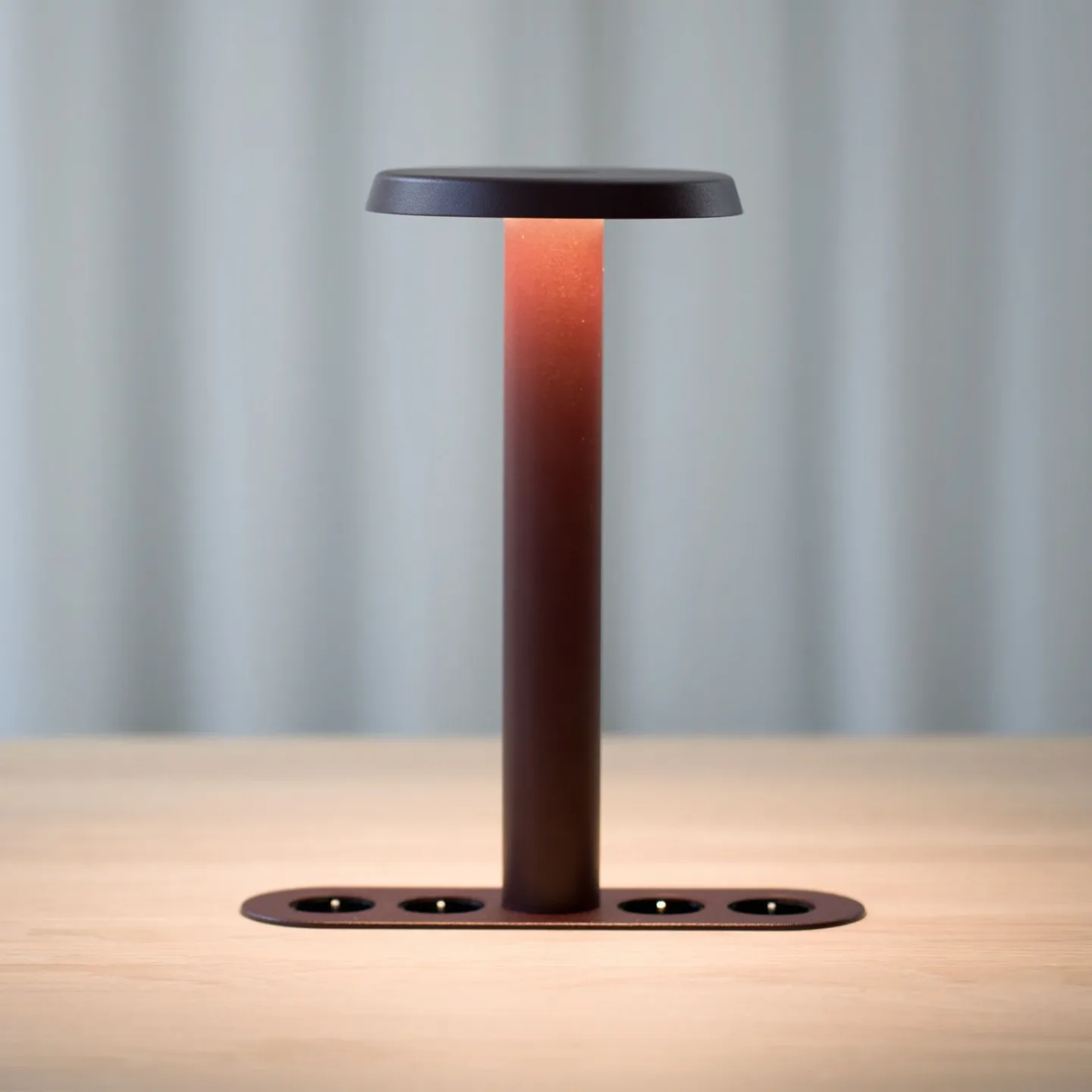 NOMAD LAMP 02 bordlampe, mørkerød, 32 cm – Forming Function NOMAD COLLECTION - Stue - Design - Aluminium - Med én lyskilde