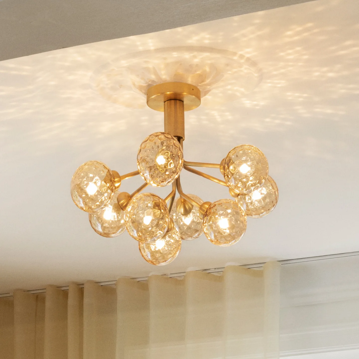 Apiales 9 Deckenlampe, messing/gold, Ø 60 cm, 9-flg.- Nuura Nuura Aps - Wohnzimmer - Skandinavisch - Glas - Mehrflammig