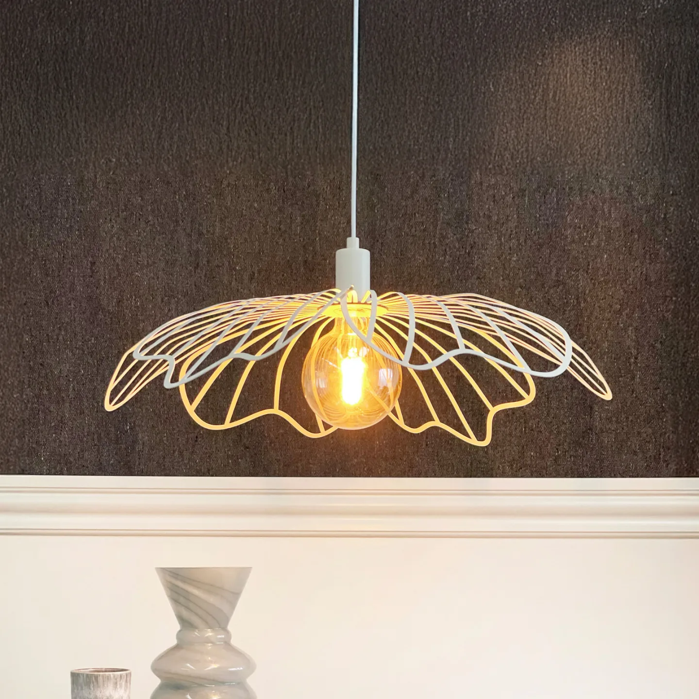 Blumen Pendelleuchte Pearl White - DybergLarsen Dyberg Larsen - Wohnzimmer - Design - Metall - Mit Schirm