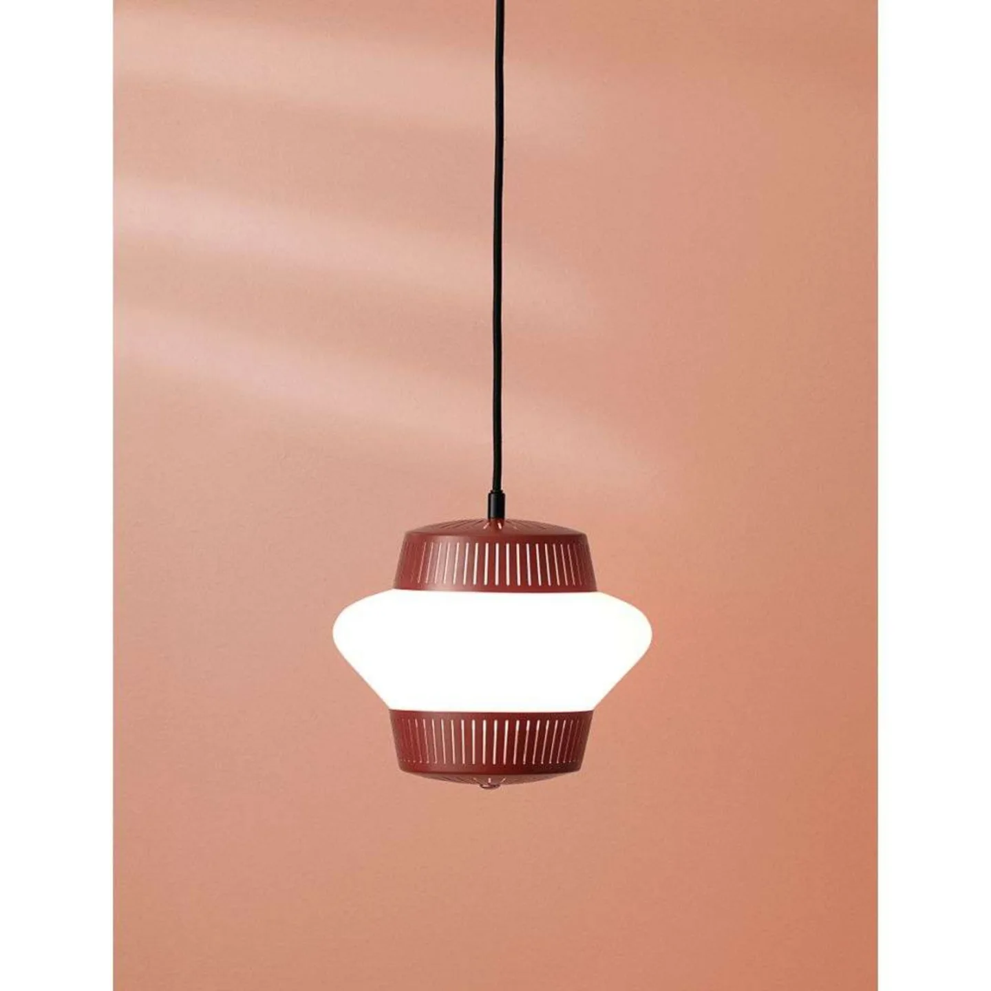 Opal Arch Pendelleuchte, rot, Ø 26 cm - Warm Nordic Pendelleuchte Opal Arch - Esszimmer - Design - Metall - Einflammig