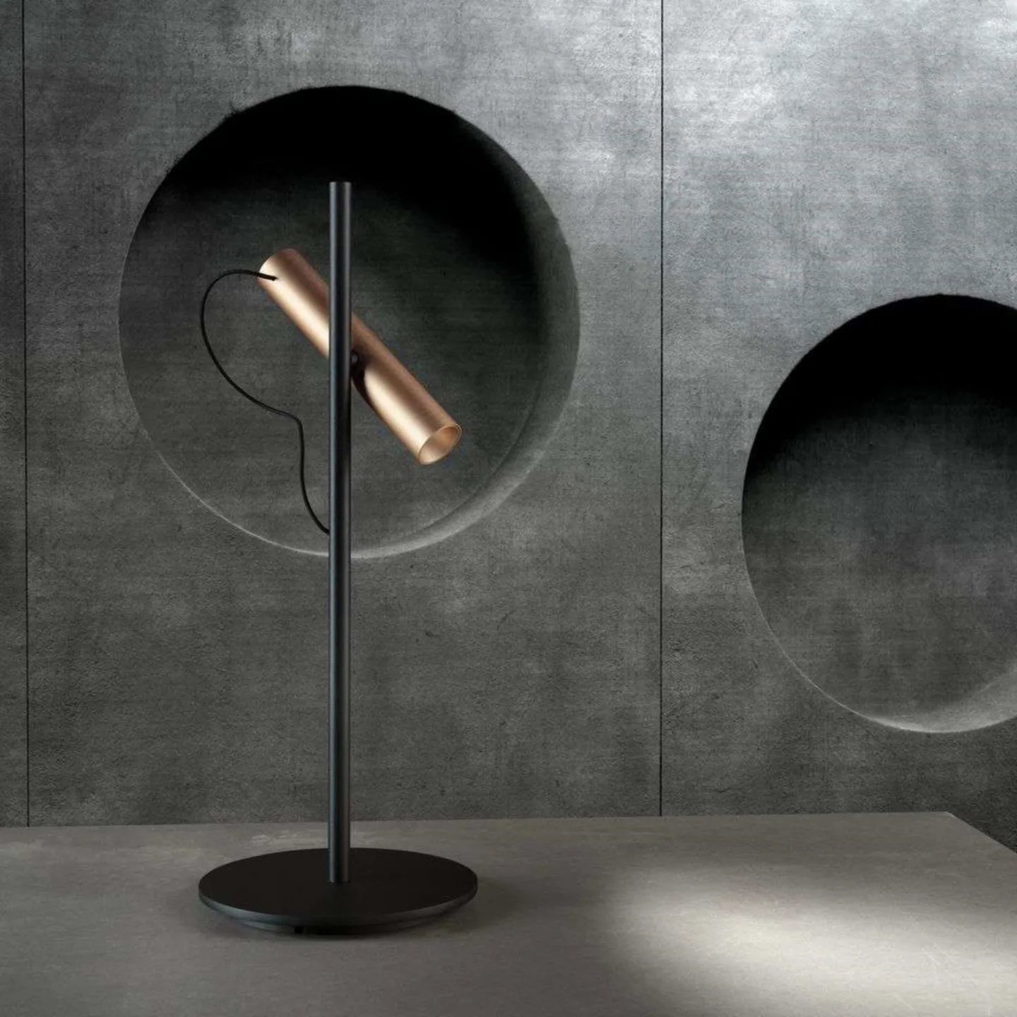 Spirit T1 Bordlampe Dim Rose Gull/Svart - LIGHT-POINT - Stue - Aluminium