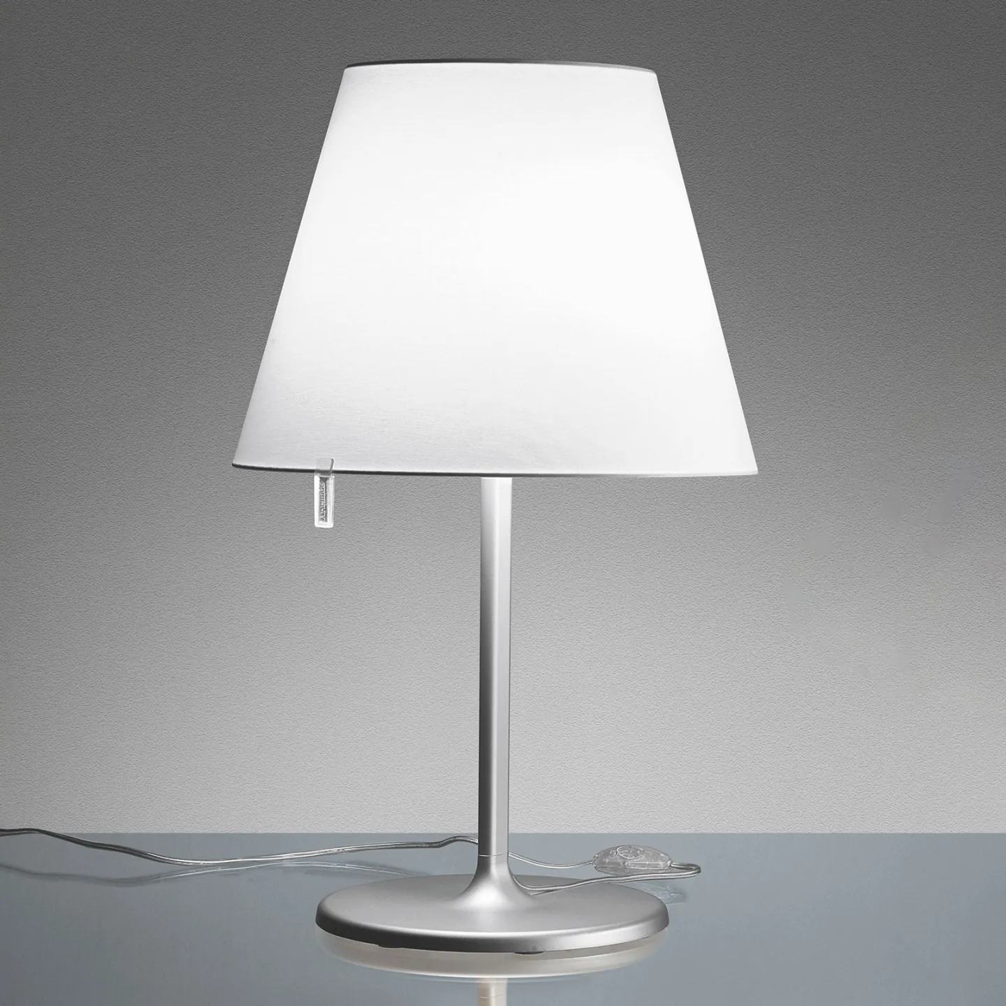 Melampo T Tischleuchte Grau - Artemide - Wohnzimmer - Design - Stoff / Textil - Mit Schirm
