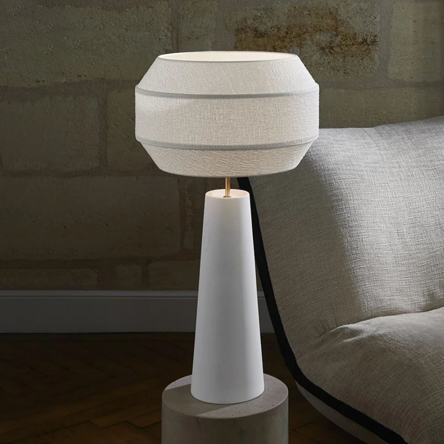Cosiness Tischlampe 85 cm weiß Metall/Stoff - MARKET SET - Wohnzimmer - Design - Mit Schirm