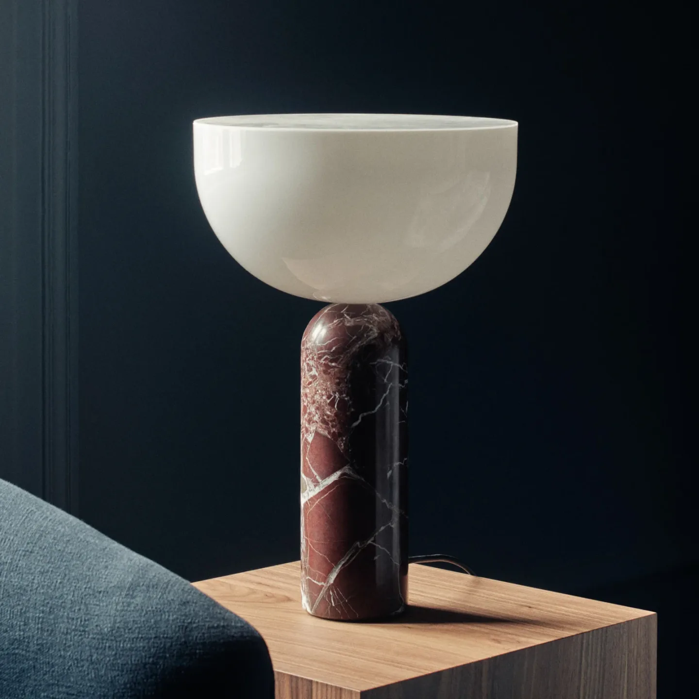 Kizu Tischleuchte Large Dark Red - New Works Kizu Large - Wohnzimmer - Design - Marmor - Mit Schirm