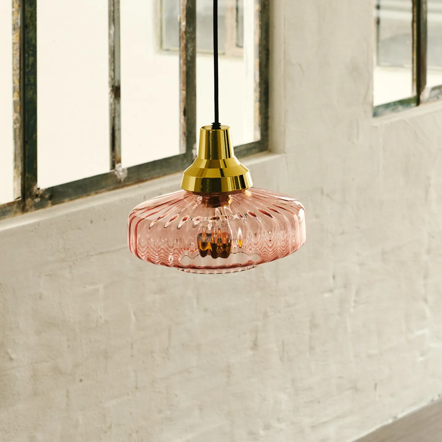 New Wave Optic pendellampe rosa/gull – DESIGN BY US - Stue - Aluminium - Med en lyskilde
