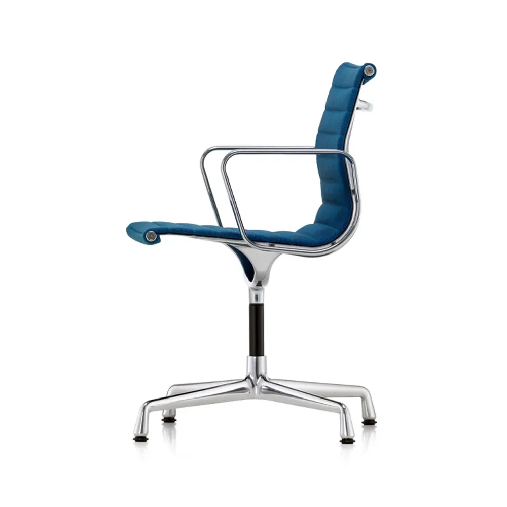 Vitra EA 104 karmstol Hopsak 84 blue/moor brown-polerad aluminium