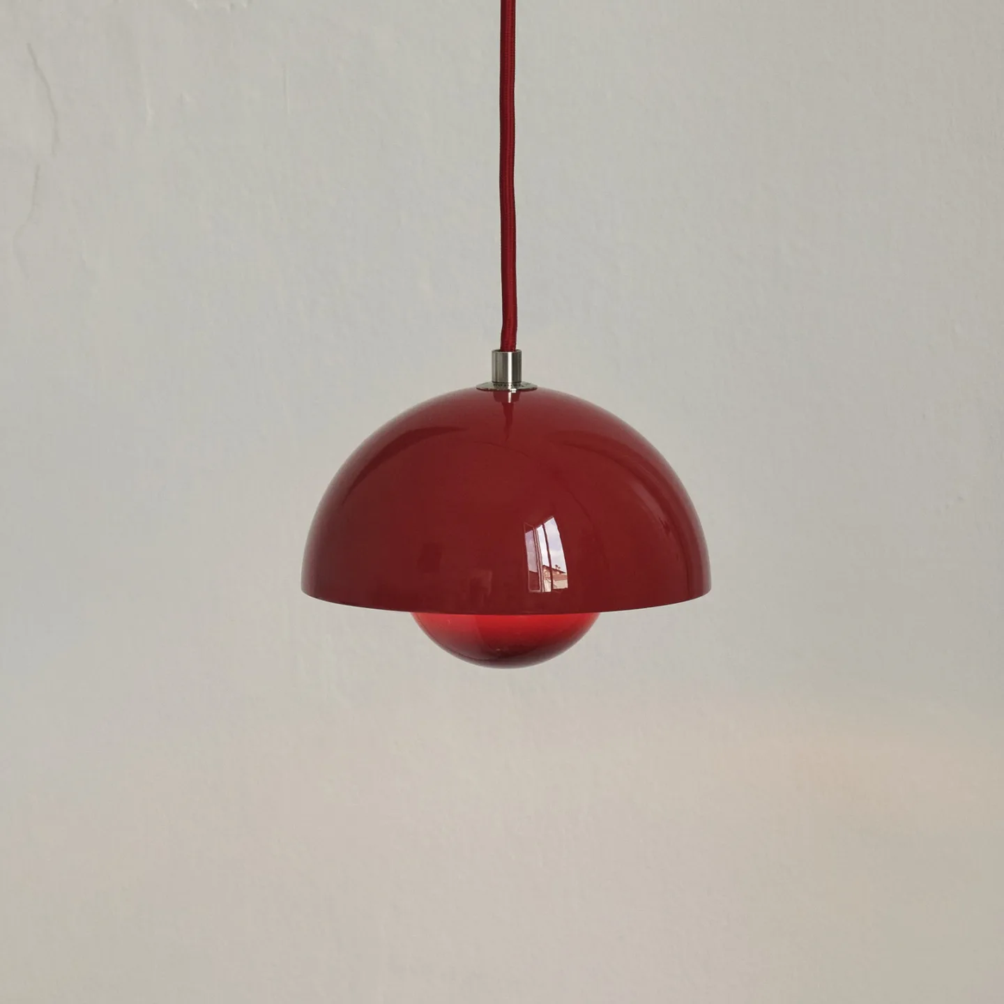 Flowerpot VP10 Hängelampe, Ø 16 cm, zinnoberrot - &TRADITION - Wohnzimmer - Design - Metall - Mit Schirm
