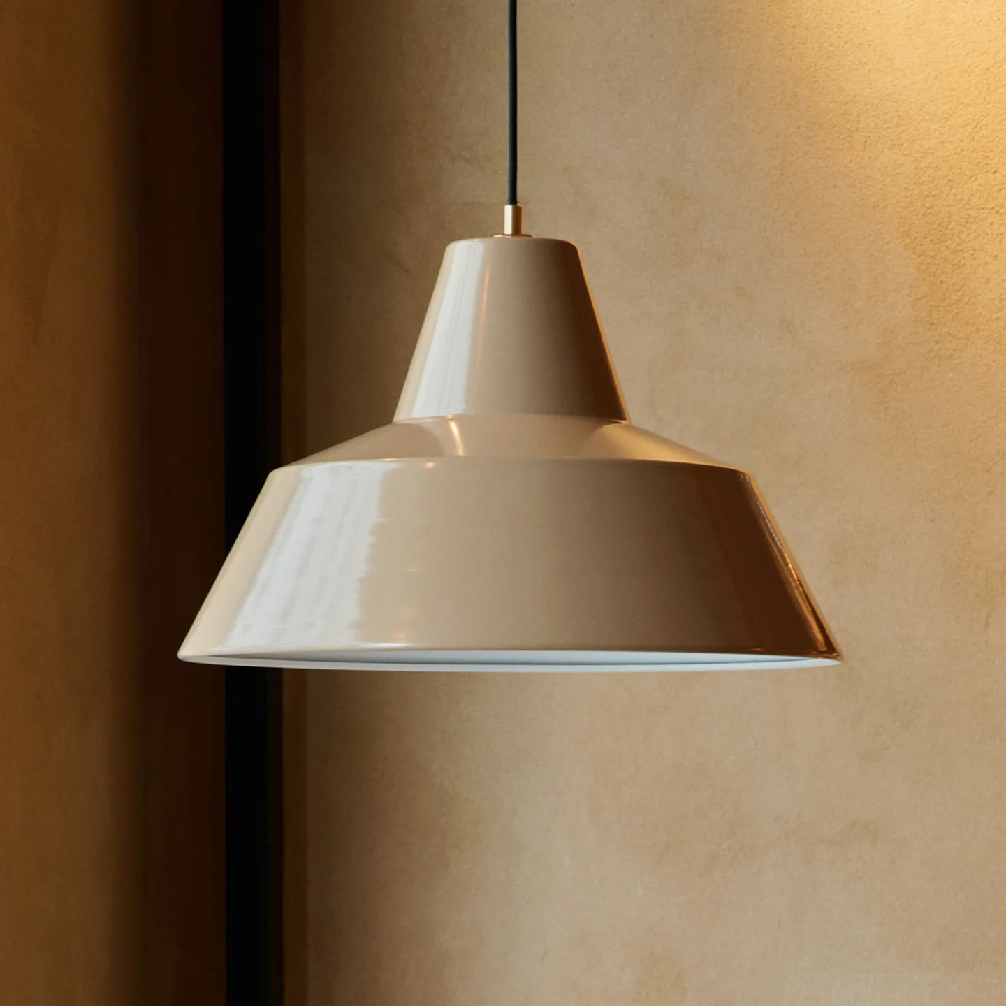 Workshop W3 pendellampe, kremfarget, aluminium, E27 – Made By Hand - Spisestue - Design - Med en lyskilde