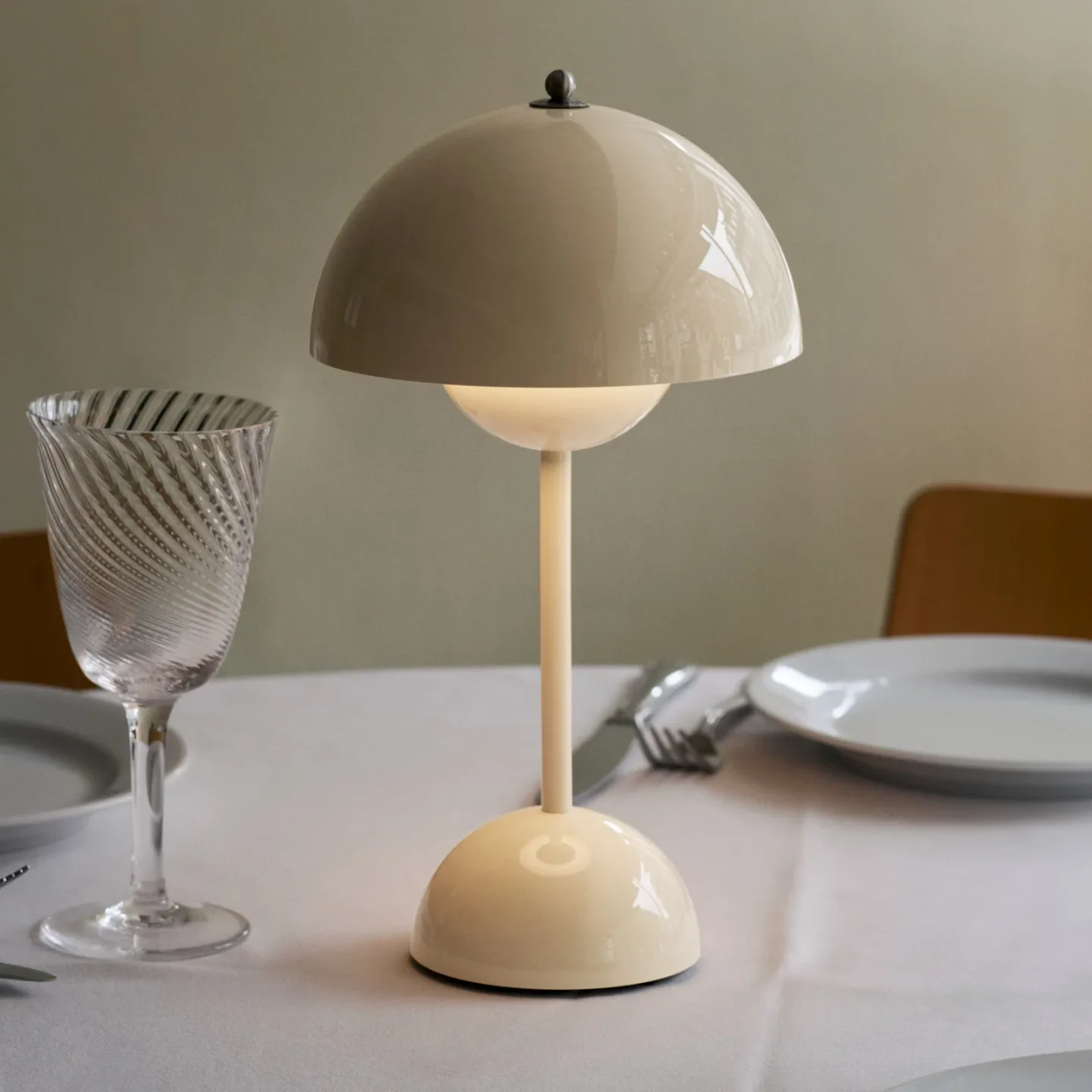 Flowerpot VP9 LED-Akku-Tischlampe, creme, IP44 - &TRADITION - Wohnzimmer - Design - Kunststoff - Mit Schirm