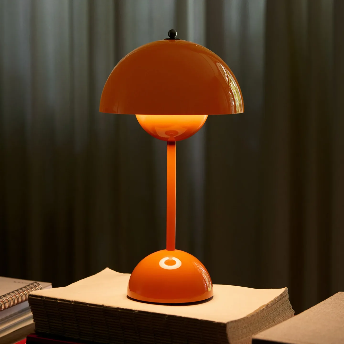 Flowerpot VP9 LED-batteridrevet bordlampe, oransje, IP44 - &TRADITION - Stue - Design - Plast - Med skjerm