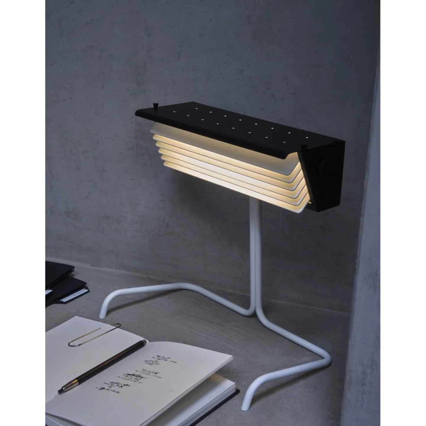 Biny Tischleuchte m/Schalter Weiß/Schwarz/Weiß - DCW - Wohnzimmer - Metall