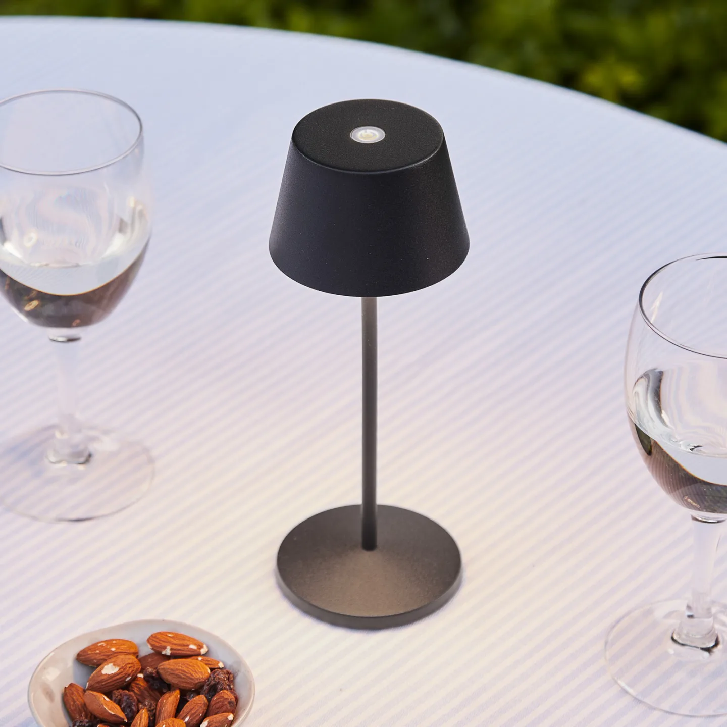 Modi Micro Portable Tischleuchte IP65 Black - Loom Design - Terrasse - Modern - Aluminium - Mit Schirm