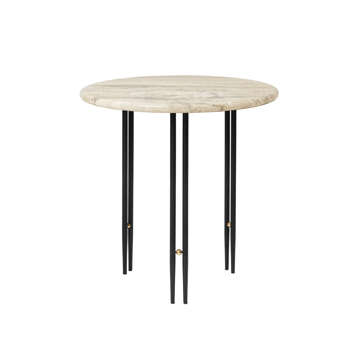Gubi - IOI Side Table - Round, Ø50 Top Rippled Beige, Base Black Semi Matt Base / Brass Sphere - Småbord och sidobord utomhus - GamFratesi - Beige,Svart - Metall/Sten