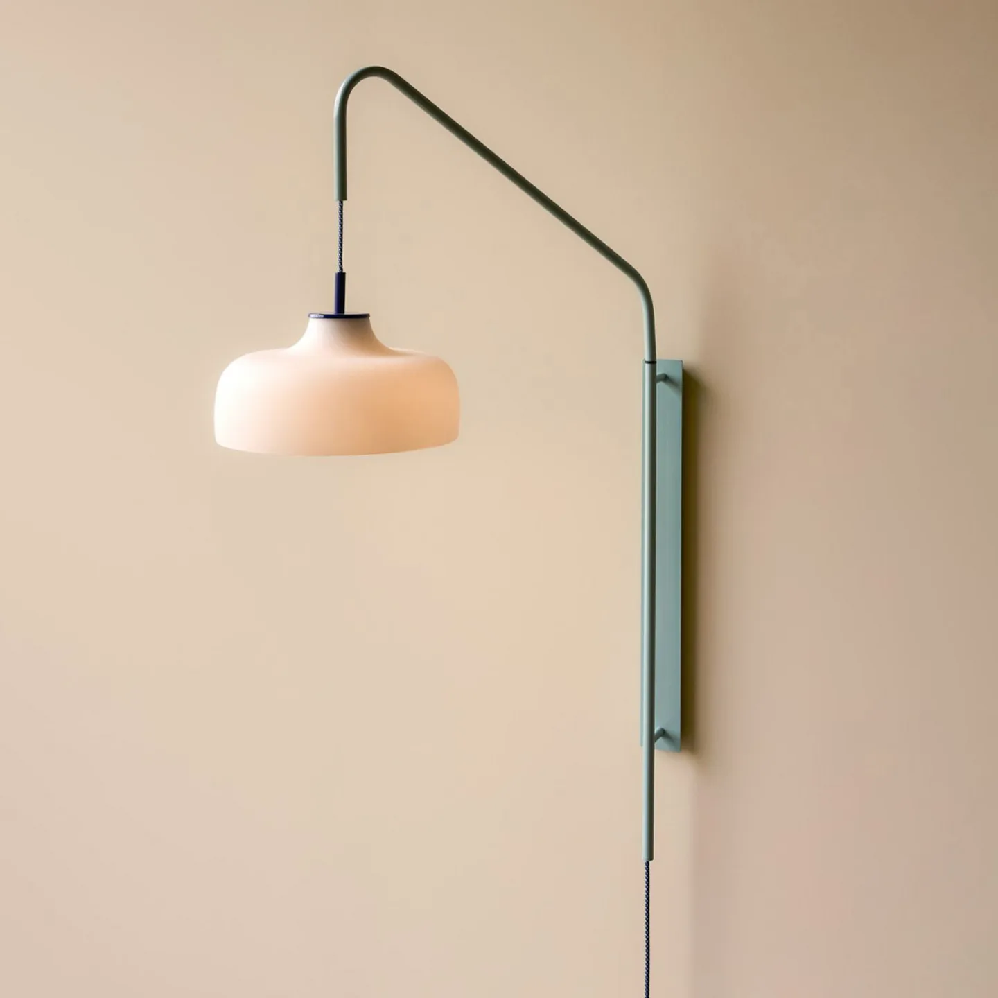 Current Wandleuchte, hellblau, Ausladung 71 cm - HÜBSCH - Wohnzimmer - Modern - Glas - Einflammig