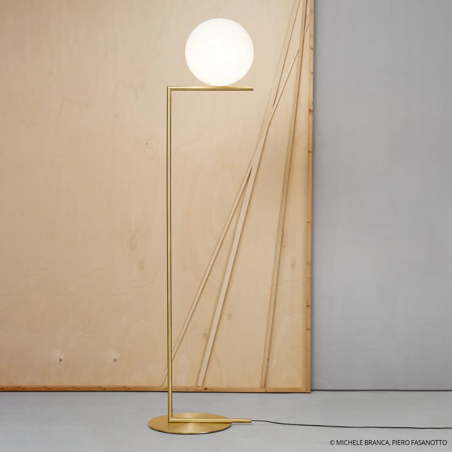 IC F2 Stehleuchte Messing - Flos - Wohnzimmer - Design - Metall - Kugel