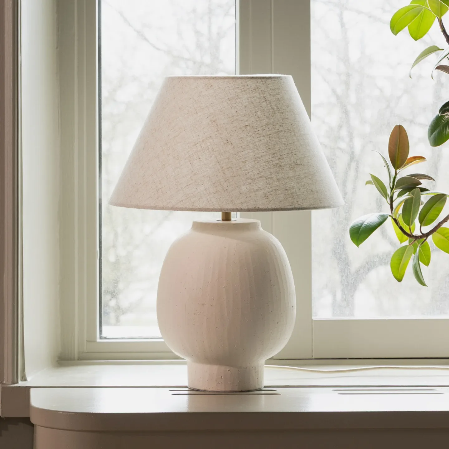 Lorenzo Tischlampe beige Höhe 46 cm - Globen Lighting - Wohnzimmer - Skandinavisch - Keramik - Mit Schirm