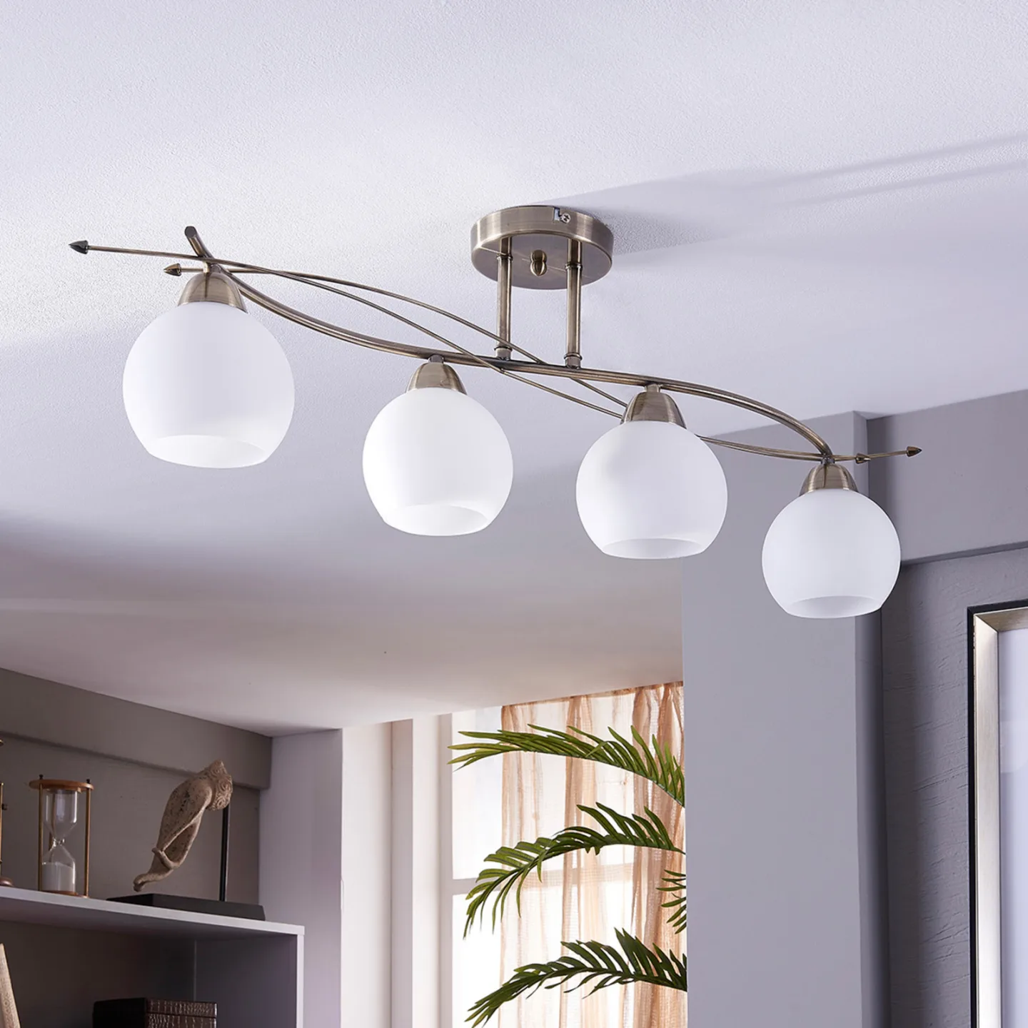 Leanda 4 Deckenleuchte Opal/Antique Brass - Lindby - Wohnzimmer - Modern - Glas - Mehrflammig