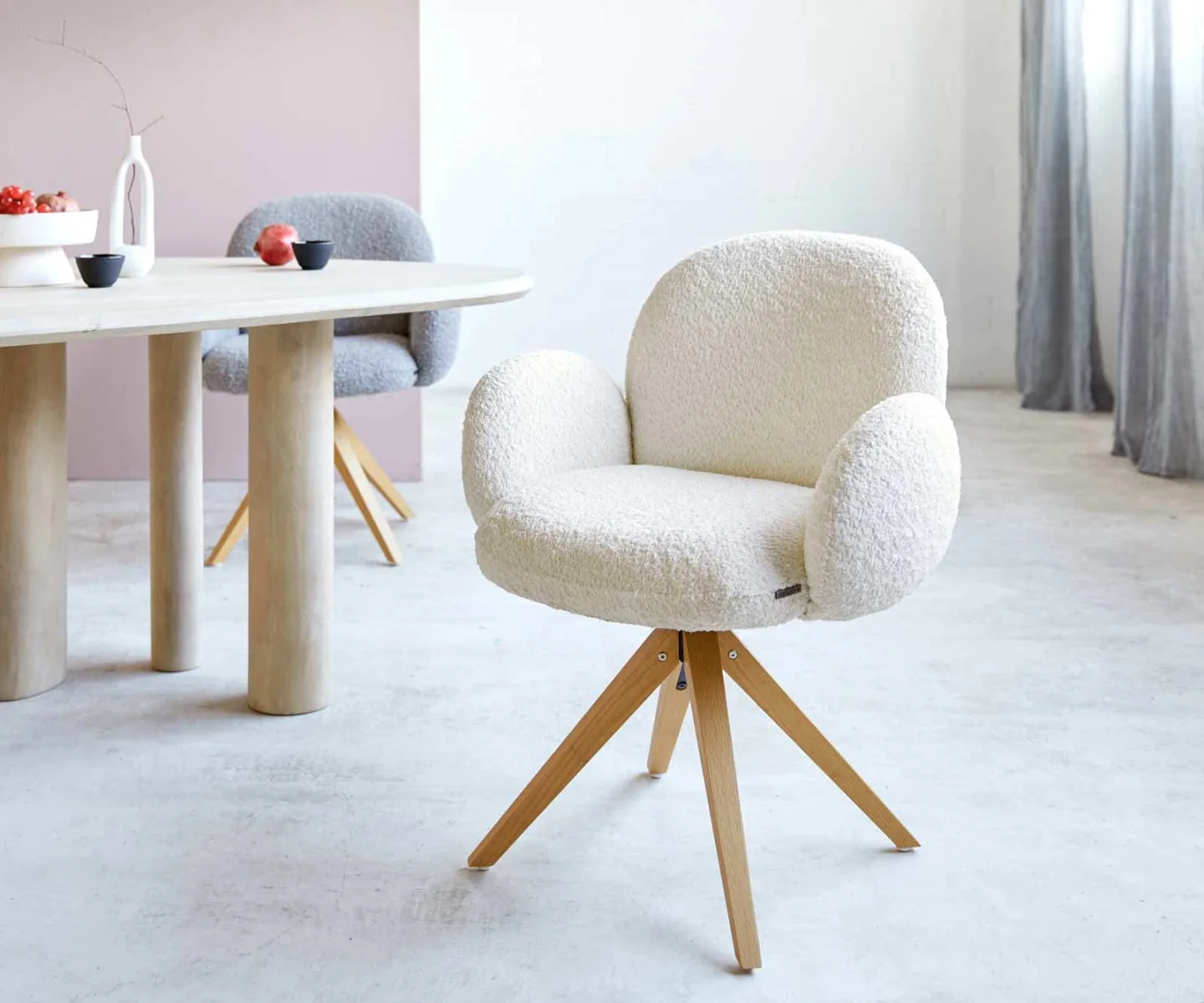 Drehstuhl Nube-Flex mit Armlehnen Bouclé Weiß Holzgestell kantig Natur 360° drehbar Taschenfederkern