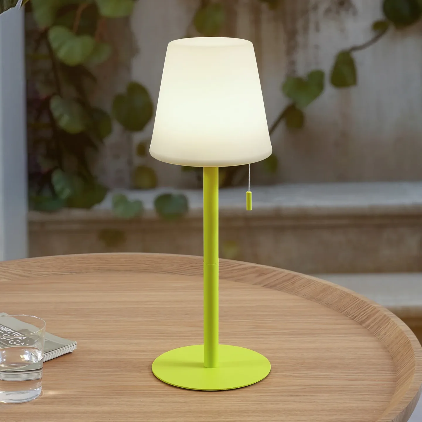 Azalea LED Portable Bordslampa IP44 Vit/Gul - Lindby - Balkong - Modern - Aluminium - Med lampskärm