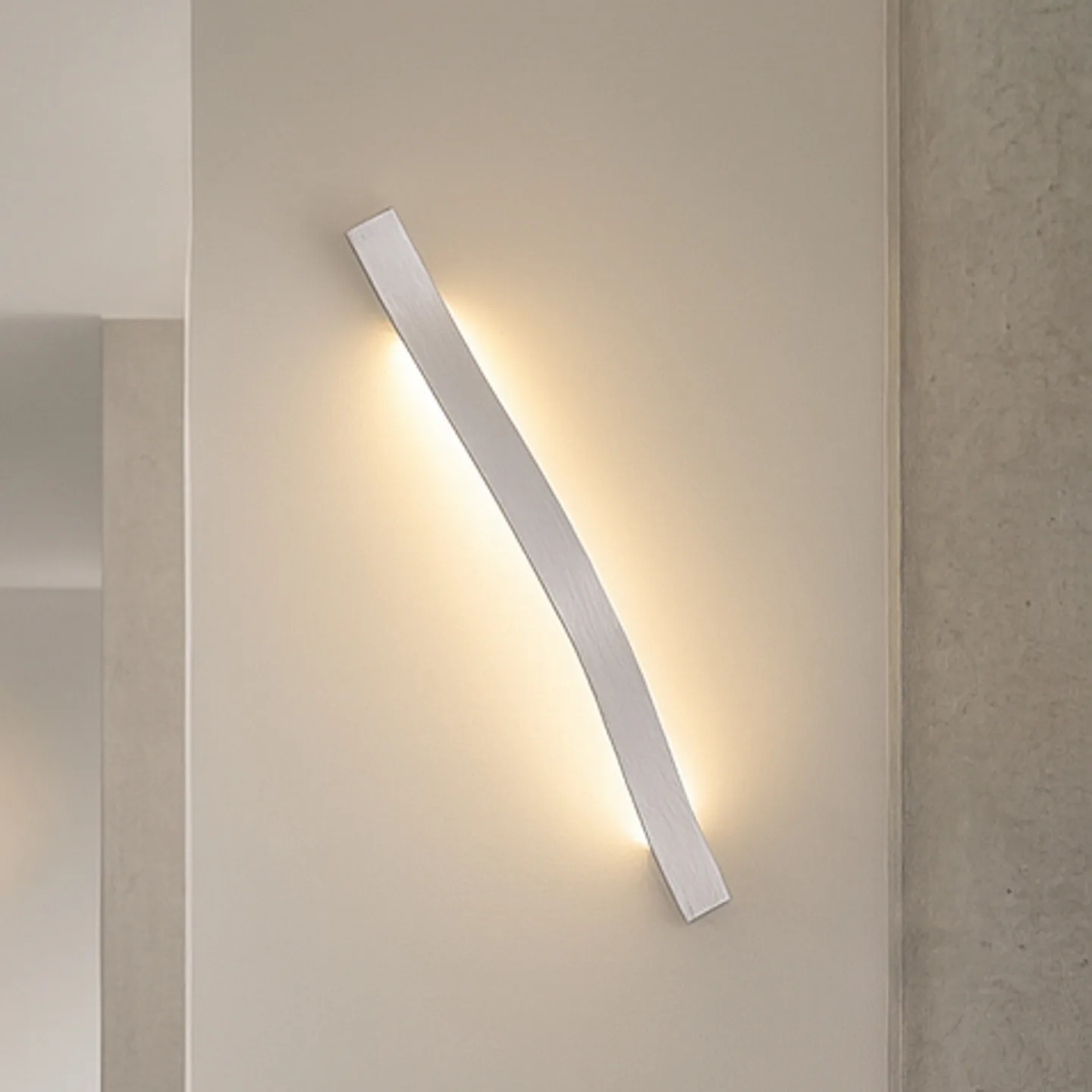 Alvon LED-vägglampa, silver, höjd 50 cm, metall - Lindby - Vardagsrum - Modern - Vinklad