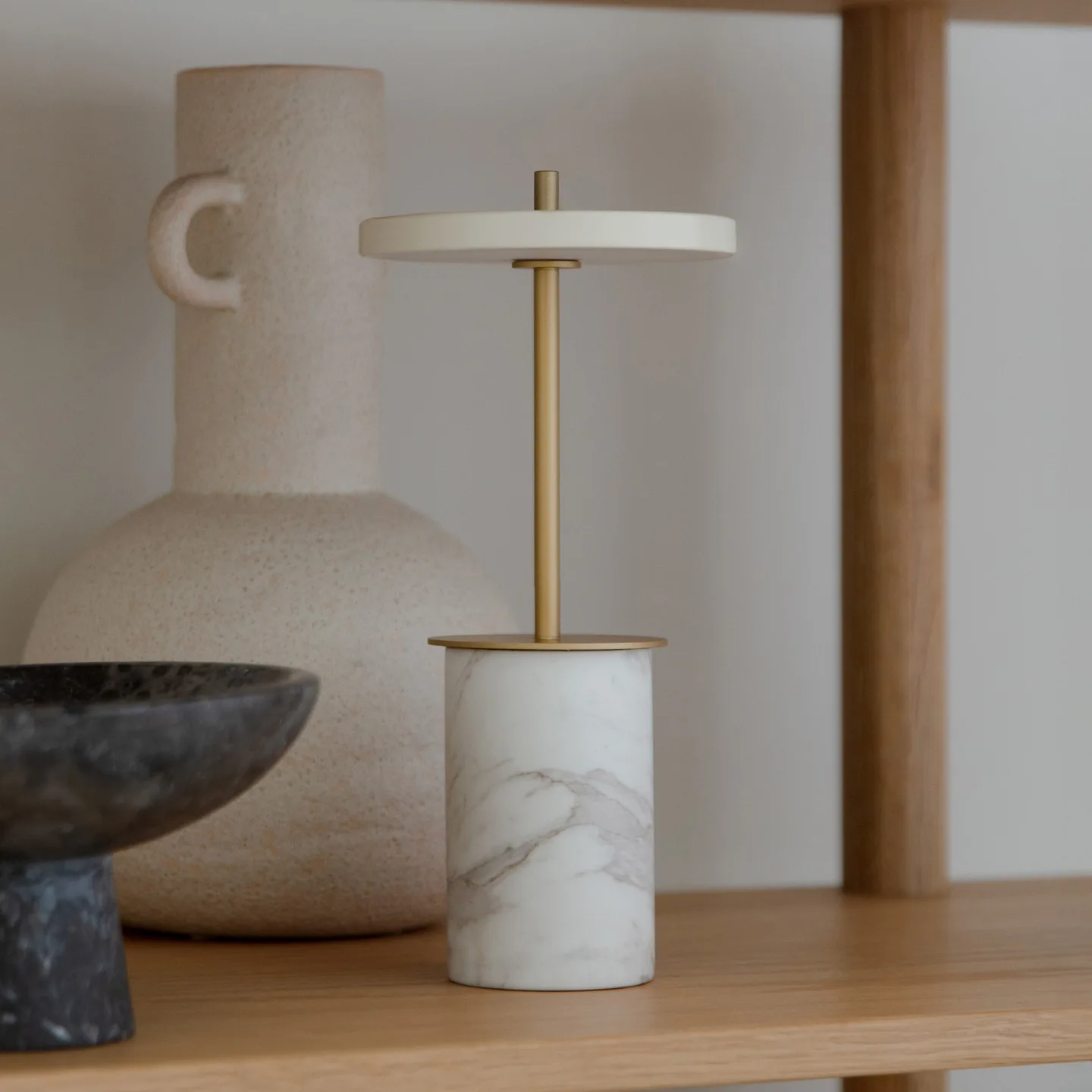 Asteria Move Portable Tischleuchte Mini White Marble - UMAGE Asteria Move Mini - Terrasse - Design - Stein - Mit Schirm