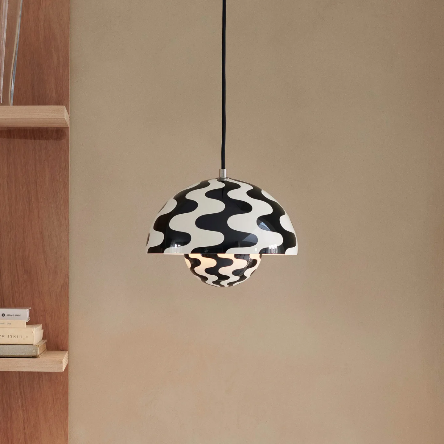 &Tradition Flowerpot VP1 Pendelleuchte Black-white pattern