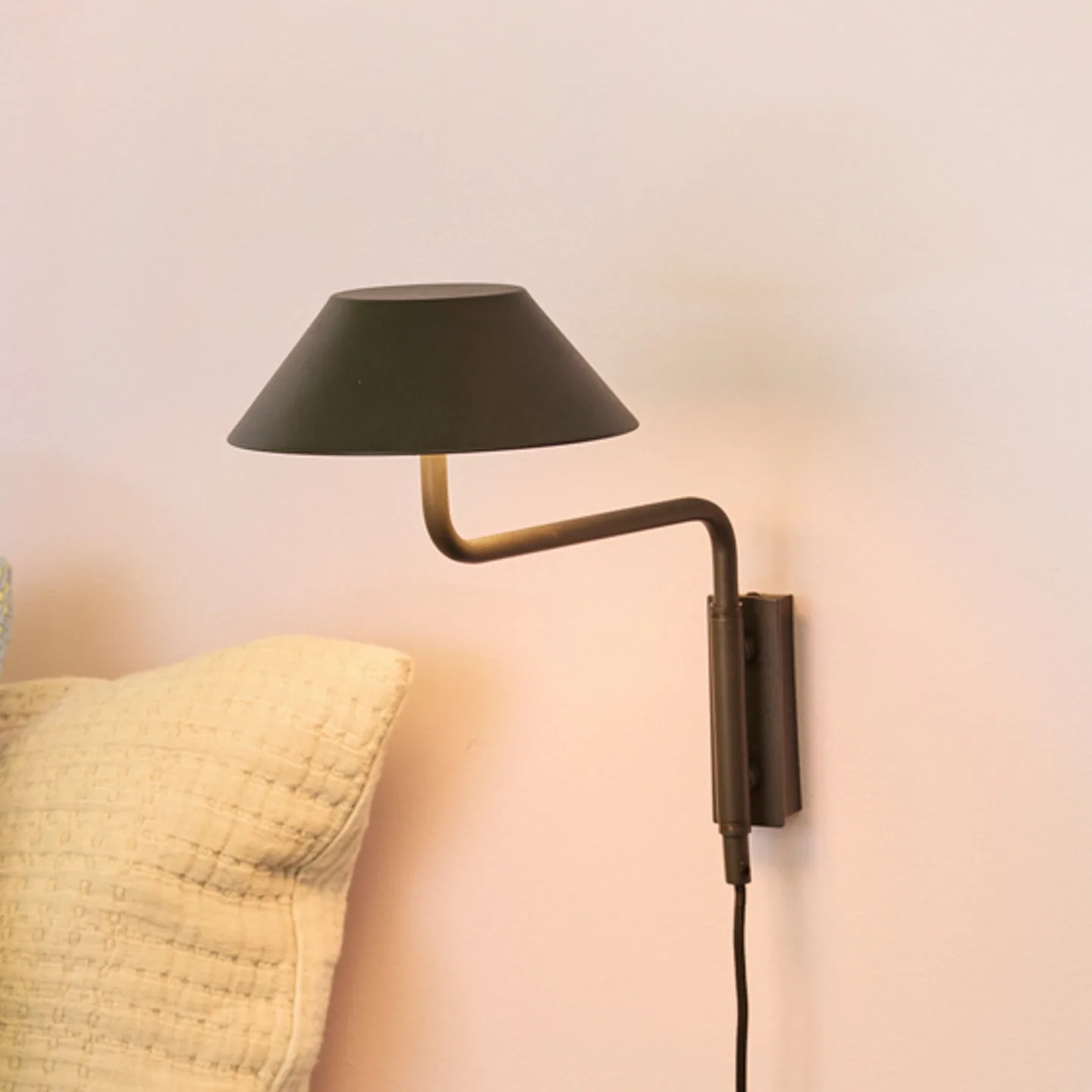 COVER LED-vegglampe, svart, utstikk 30 cm – Hübsch - Stue - Moderne - Metall - Med avstand