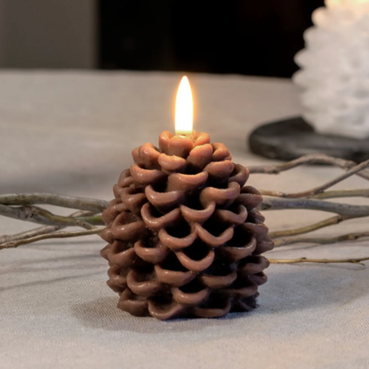 PINE CONE LED-Kerze, braun, Ø 7 cm, Wachs - Uyuni Lighting - Wohnzimmer - Sonstige - Einflammig
