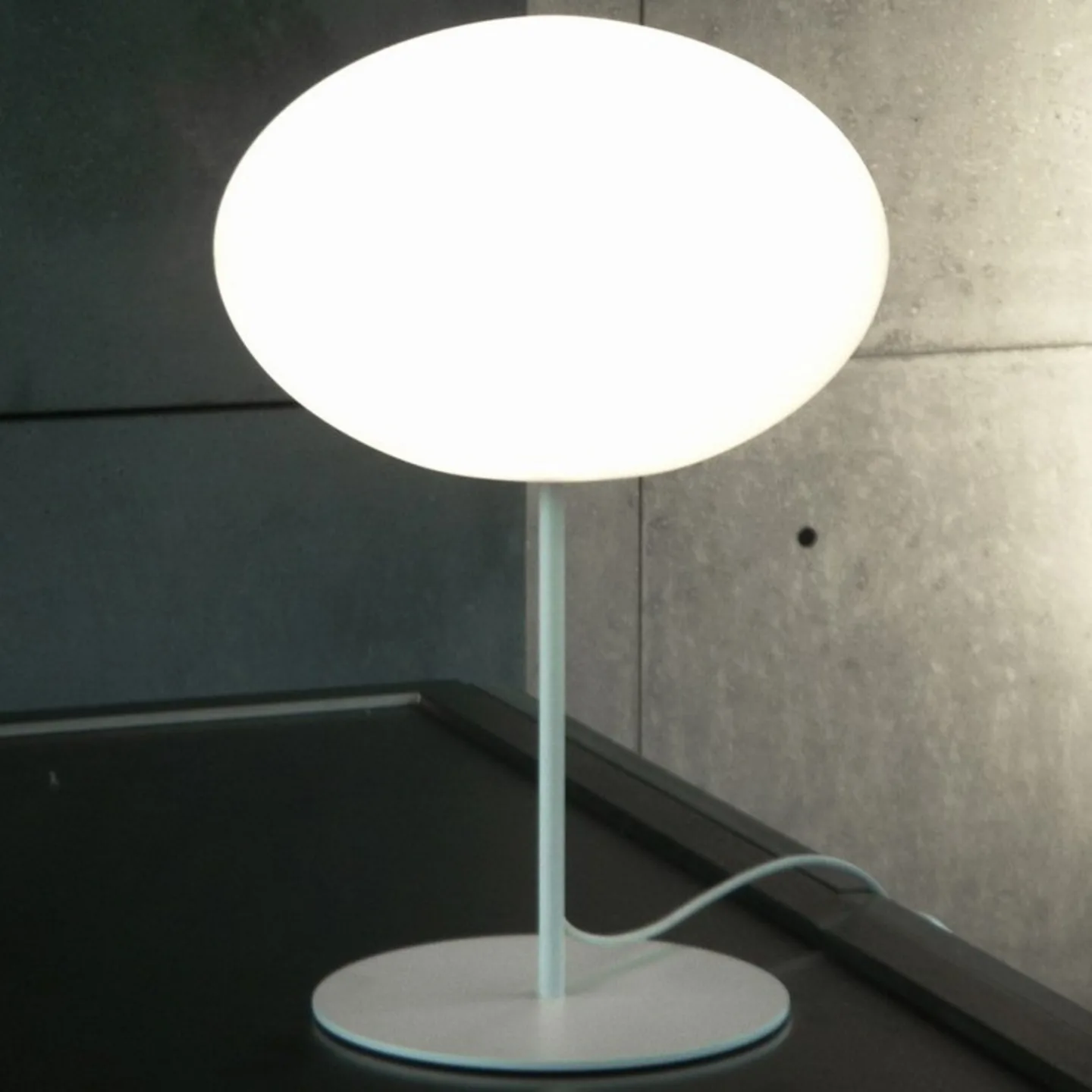 Eggy Pin Tischlampe, Ø 32 cm, weiß/opal - Cph Lighting - Wohnzimmer - Metall