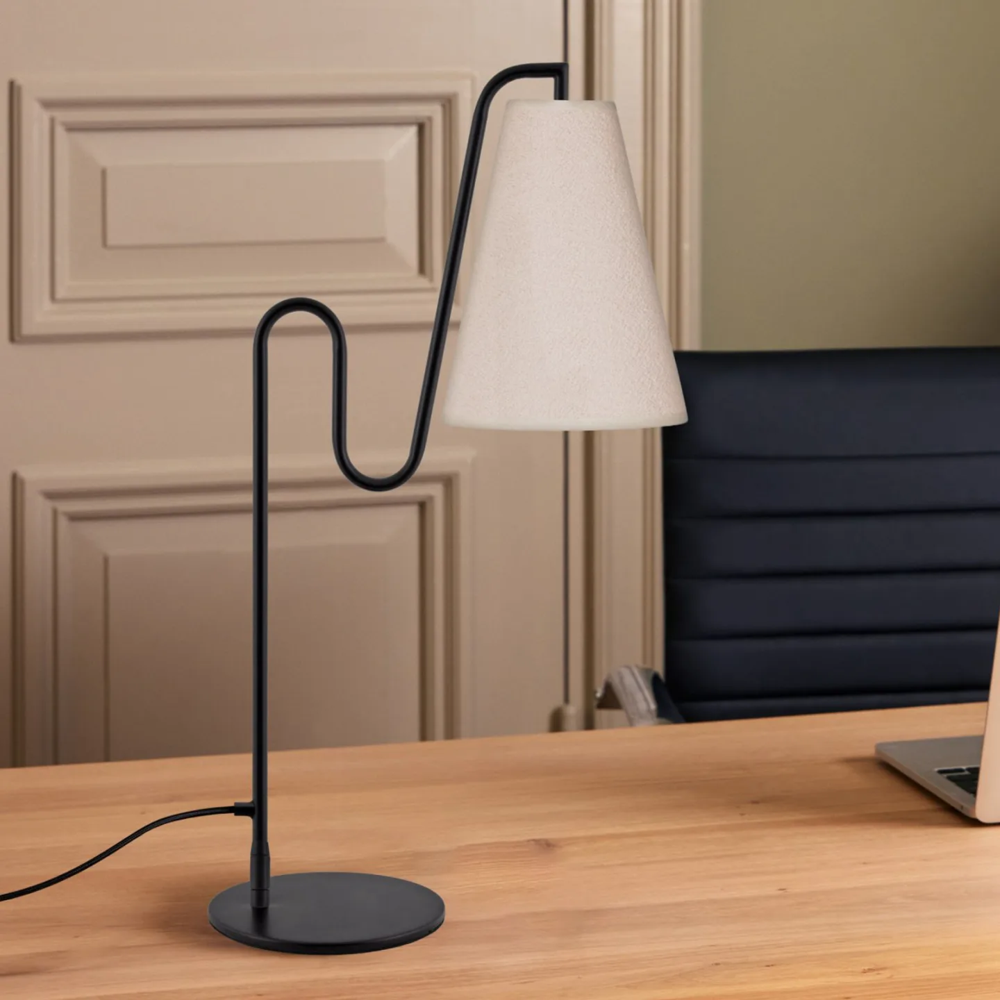 Lou bordlampe, svart/hvit, høyde 55 cm - Globen Lighting - Stue - Design - Stoff / Tekstil - Med en lyskilde
