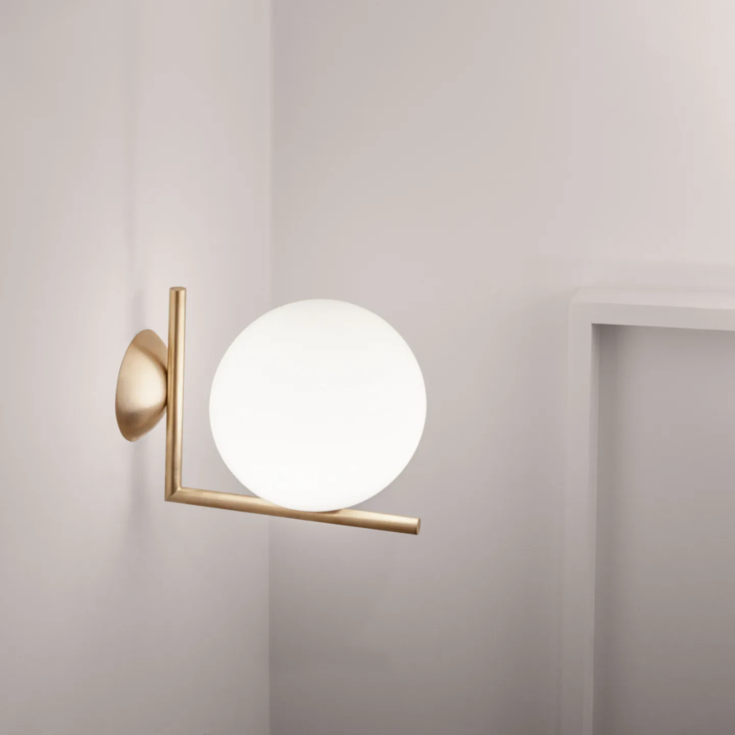 Flos IC lights C/W1 vägglampa Borstad mässing-opal