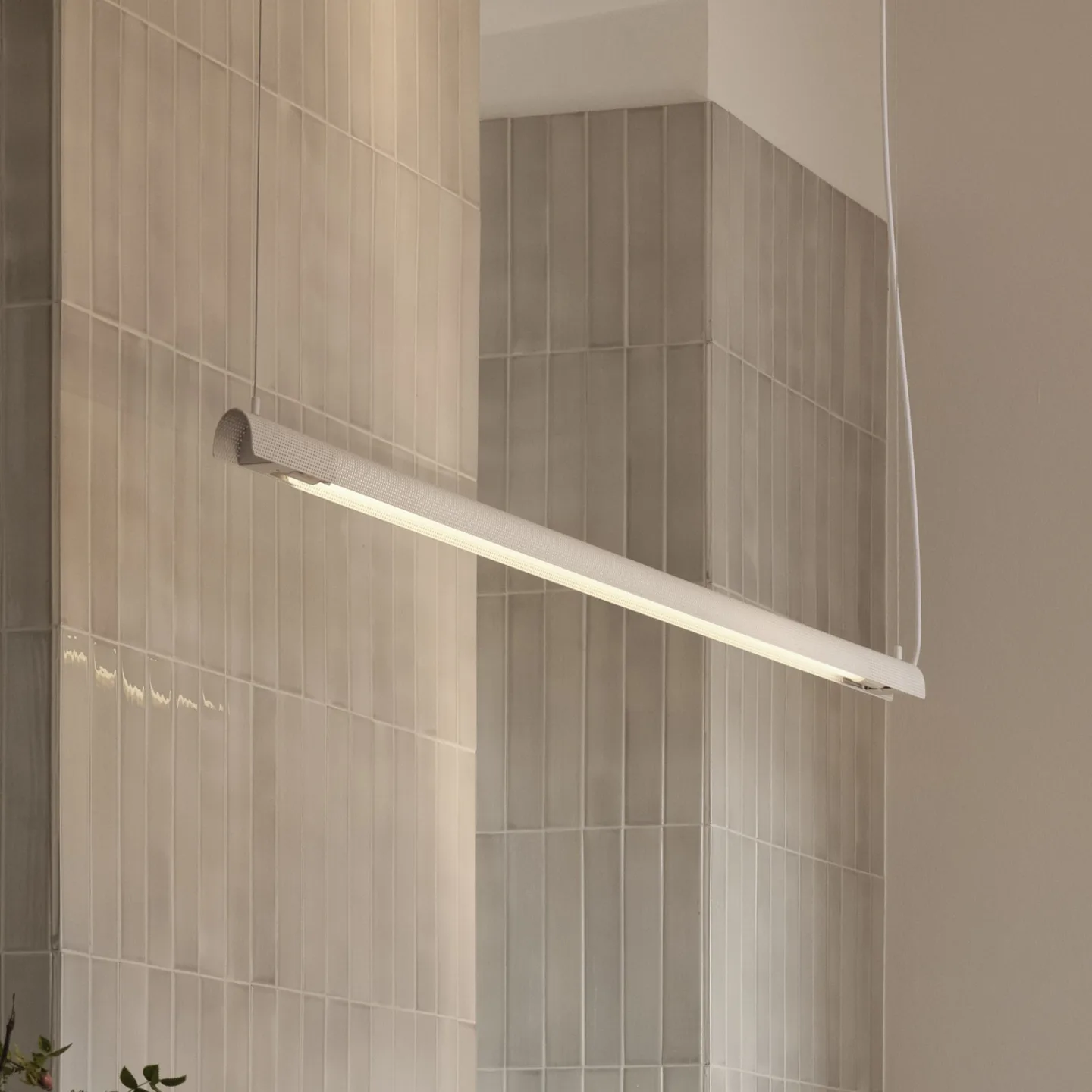 Radent hængelampe, hvid, længde 138 cm, stål, G13 - GEJST - Spisestue - Metal - Med én lyskilde