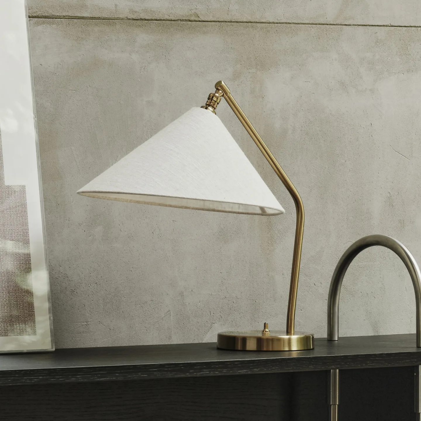 Gräshoppa bordlampe grå metal/tekstil E14 - GUBI - Stue - Design - Stof / tekstil - Med én lyskilde