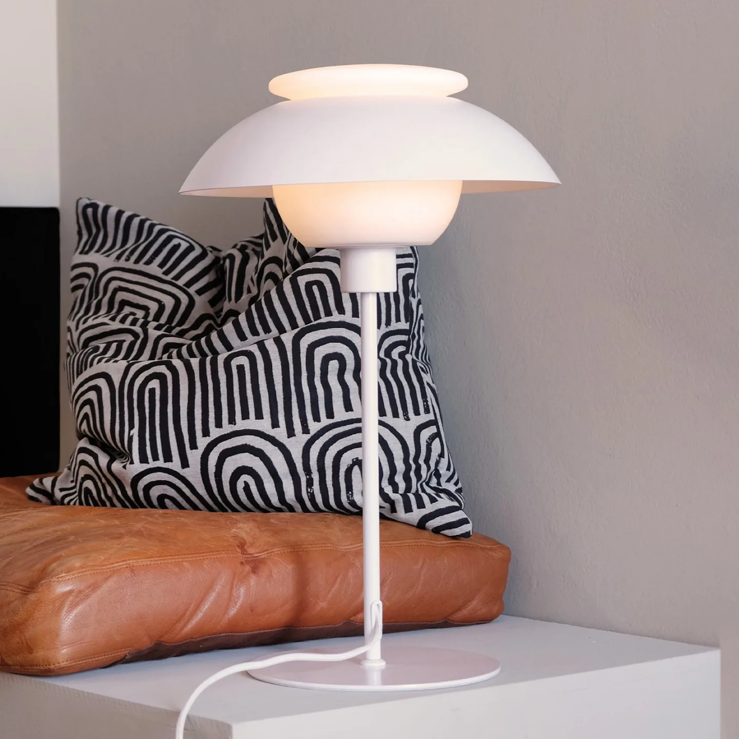 Opus Bordlampe White - Dyberg Larsen - Stue - Design - Metal - Med én lyskilde