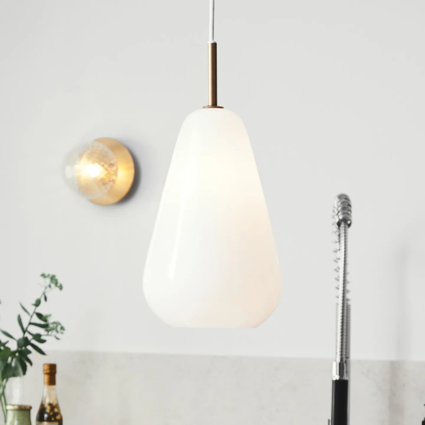 Anoli 1 Pendelleuchte Medium Nordic Gold/Opal - Nuura Nuura Aps - Wohnzimmer - Design - Glas - Einflammig