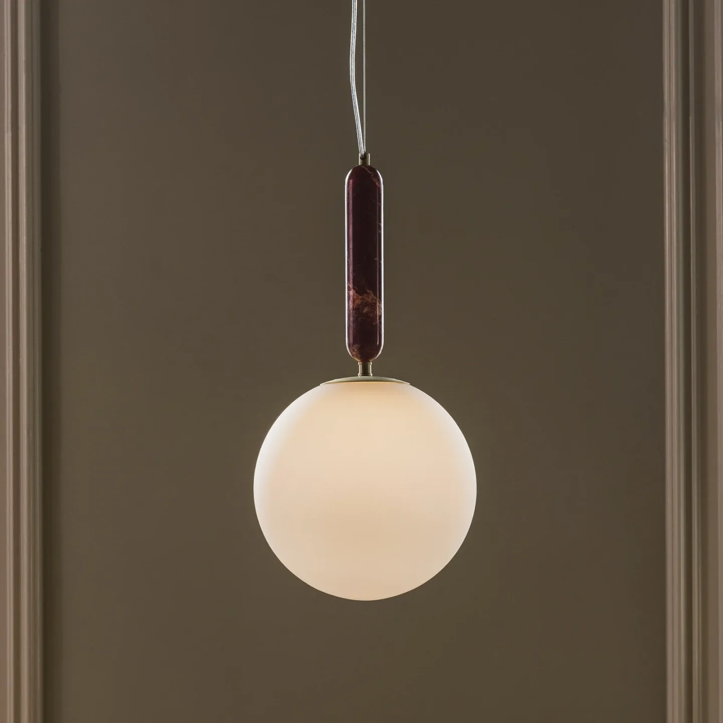 Torrano hengelampe, rød, Ø 30 cm, marmor – Globen Lighting - Stue - Skandinavisk - Med en lyskilde