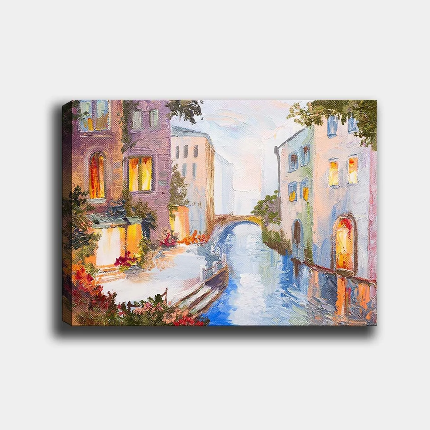 Canvastavla 70x100 cm - Pittoresk kanal med färgglada hus och en bro som speglas i vattnet - Ljusblå / Lila / Orange