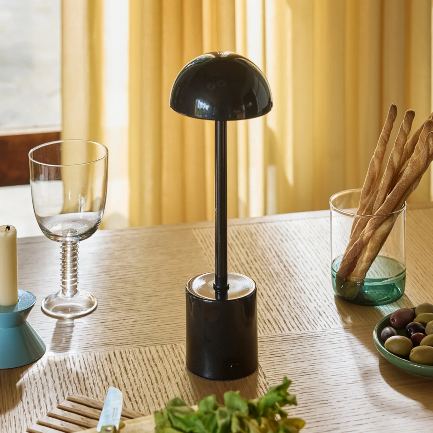 Taten LED-Akku-Tischleuchte schwarz, Höhe 30 cm - HÜBSCH - Terrasse - Modern - Metall - Mit Schirm