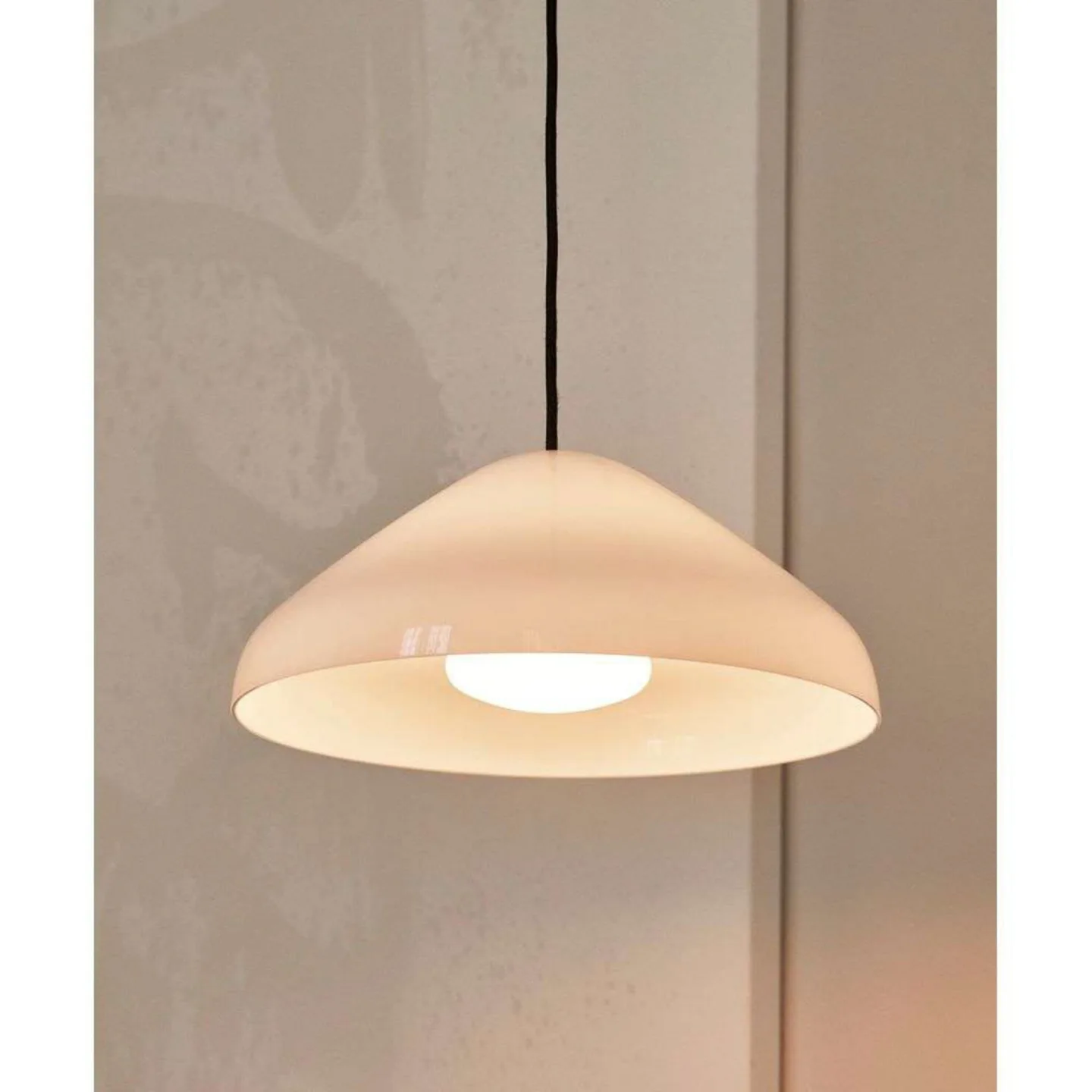 Pao 350 Pendelleuchte Opal Glass - HAY - Wohnzimmer