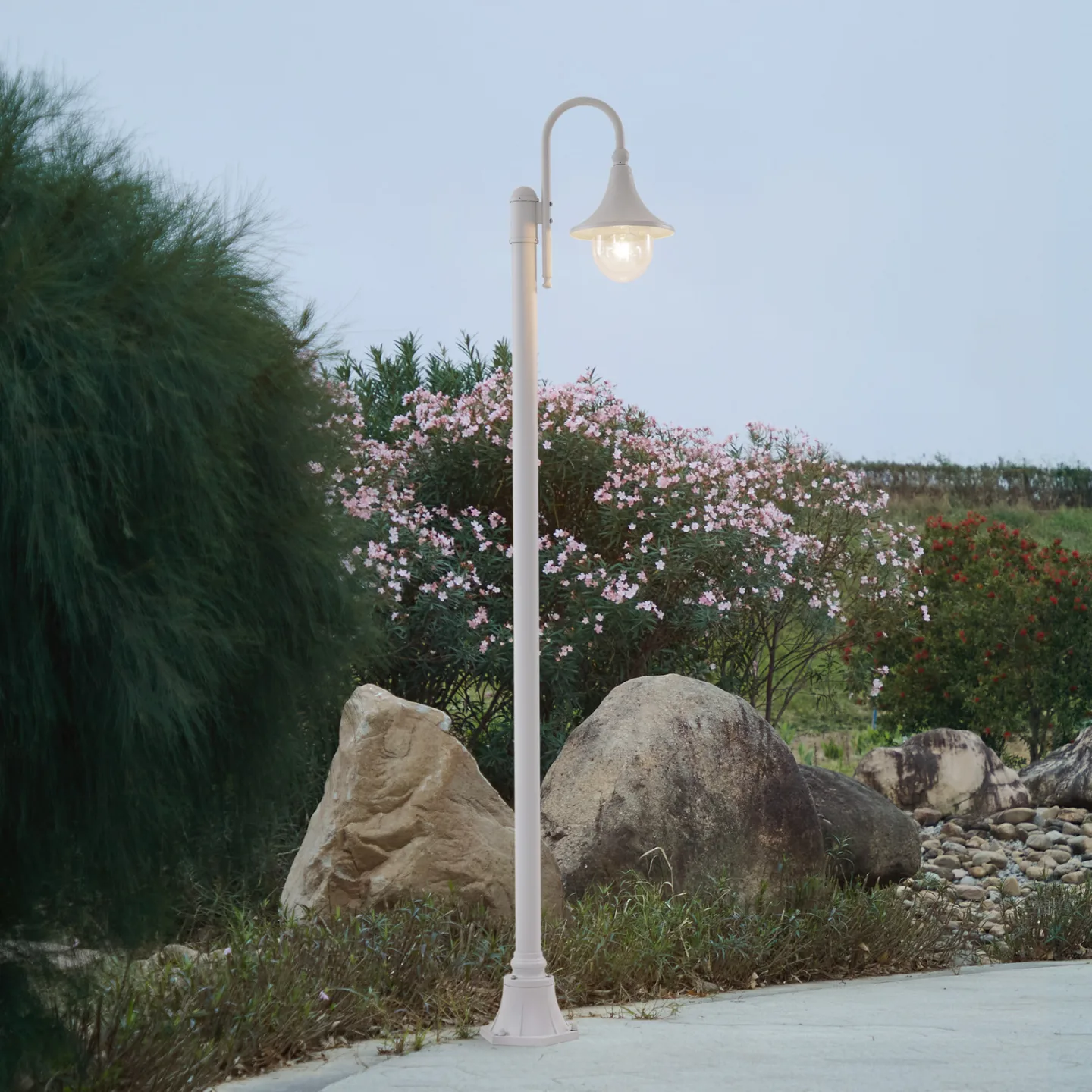 Daphne Udendørslampe H220 Hvid - Lindby - Antik - Aluminium - Med én lyskilde