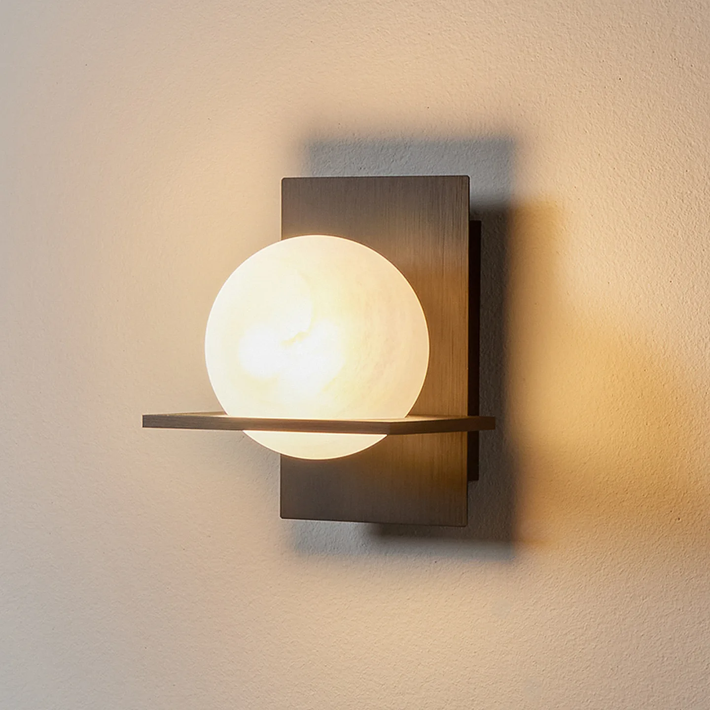 Kulka 1 Wandleuchte Opal/Schwarz - Lucande - Wohnzimmer - Modern - Glas - Einflammig