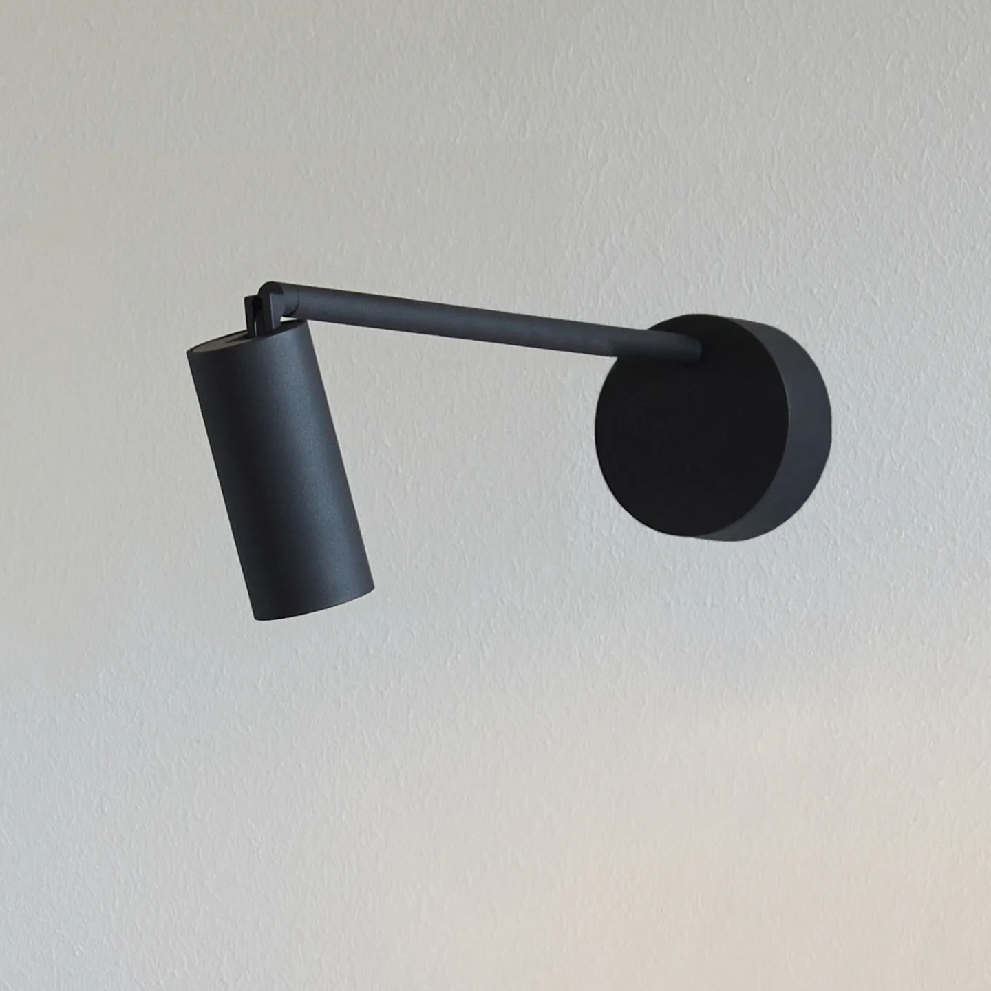 Iris vägg-/taklampa Black - LOOM DESIGN - Vardagsrum - Modern - Aluminium - Med en ljuskälla
