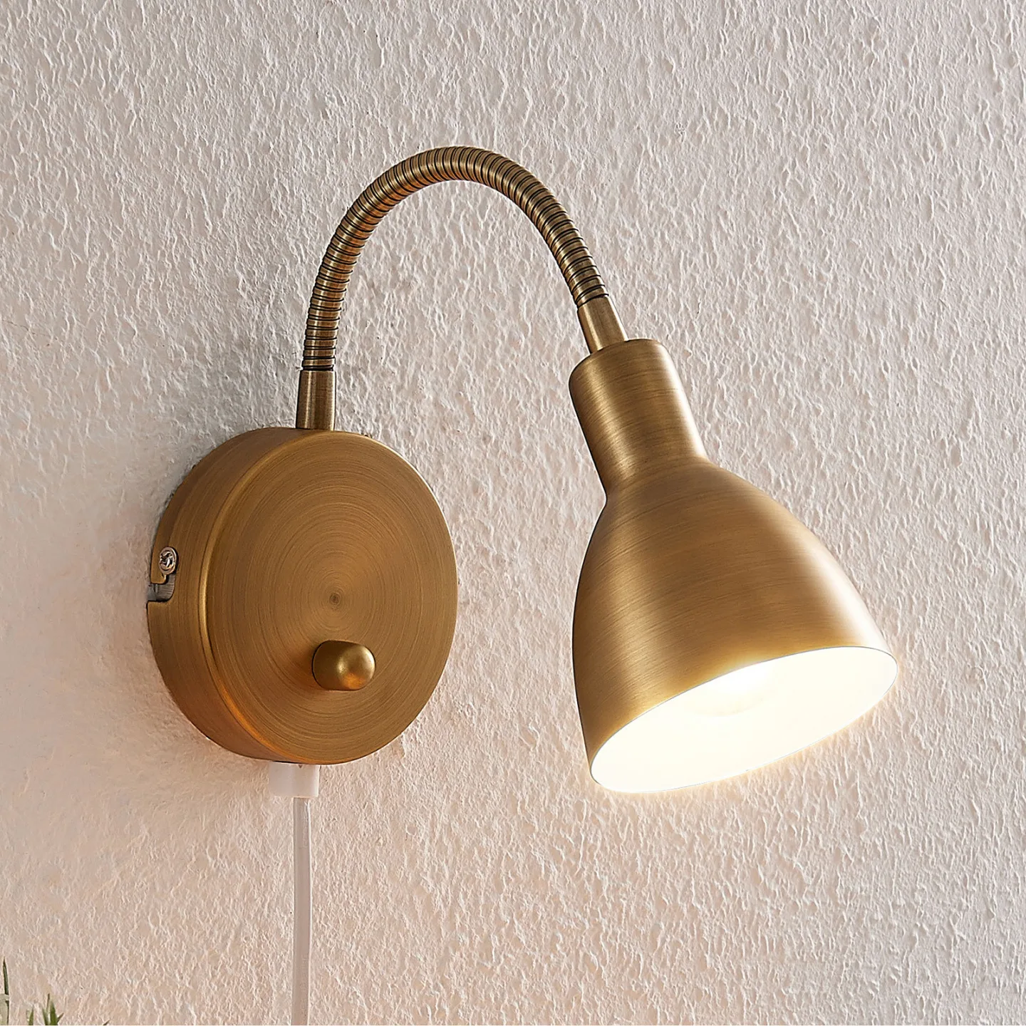 Amrei Vägglampa Brass - Lindby - Vardagsrum - Antik - Metall - Med en ljuskälla
