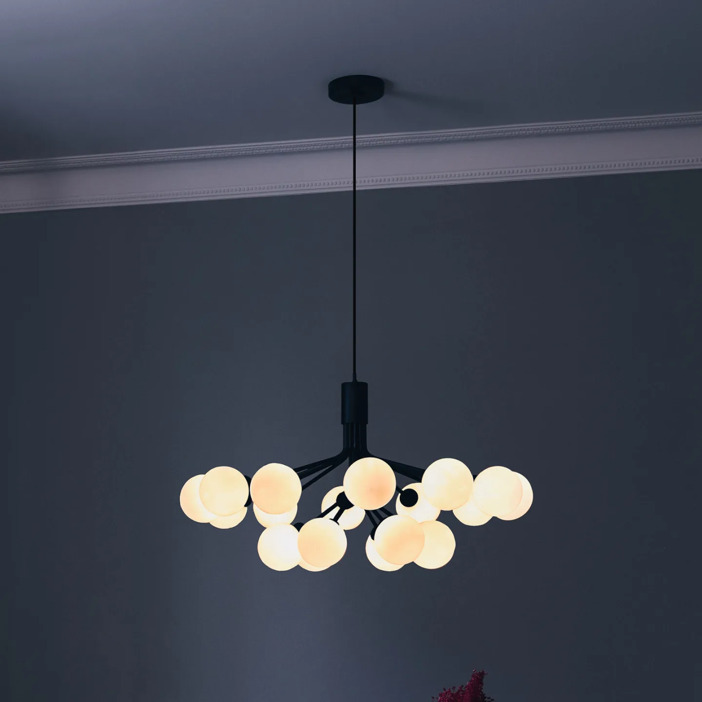 Apiales 18 Kronleuchter Satin Black/Opal White - Nuura Nuura Aps - Wohnzimmer - Design - Metall - Mehrflammig