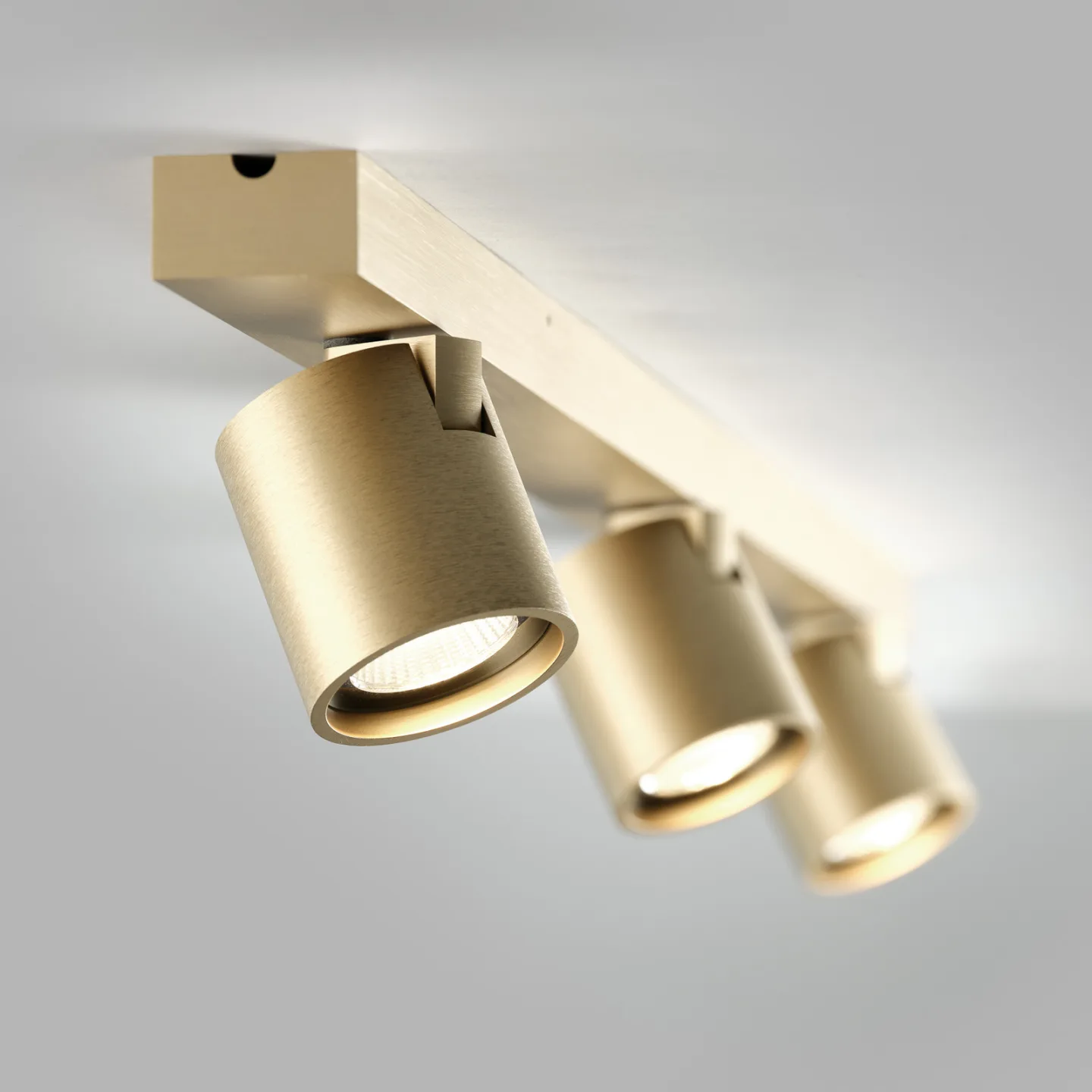 Focus L900 LED-Spot messing, 90cm, CCT, 3-flg. - Light-Point - Flurbereich - Design - Aluminium - Mehrflammig