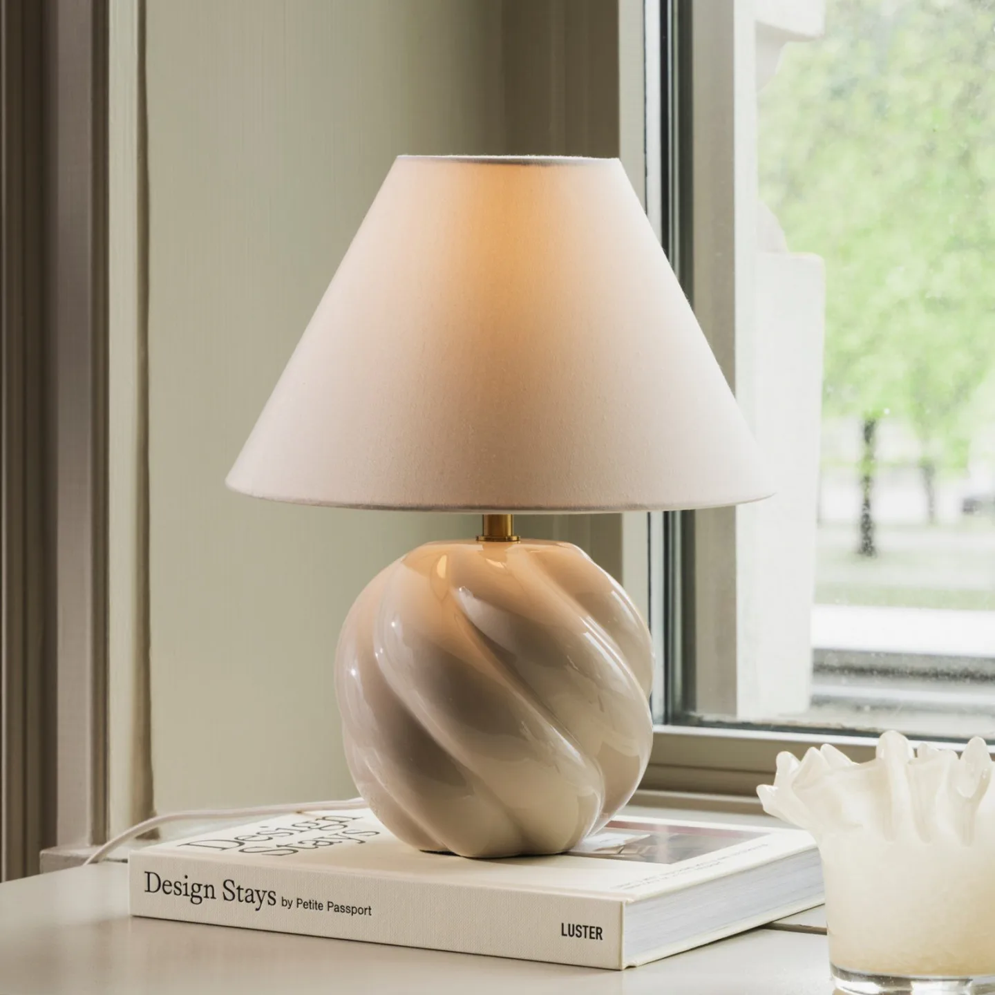 DAHLIA Tischlampe, beige/beige, Höhe 31 cm - Globen Lighting - Wohnzimmer - Stoff / Textil - Einflammig