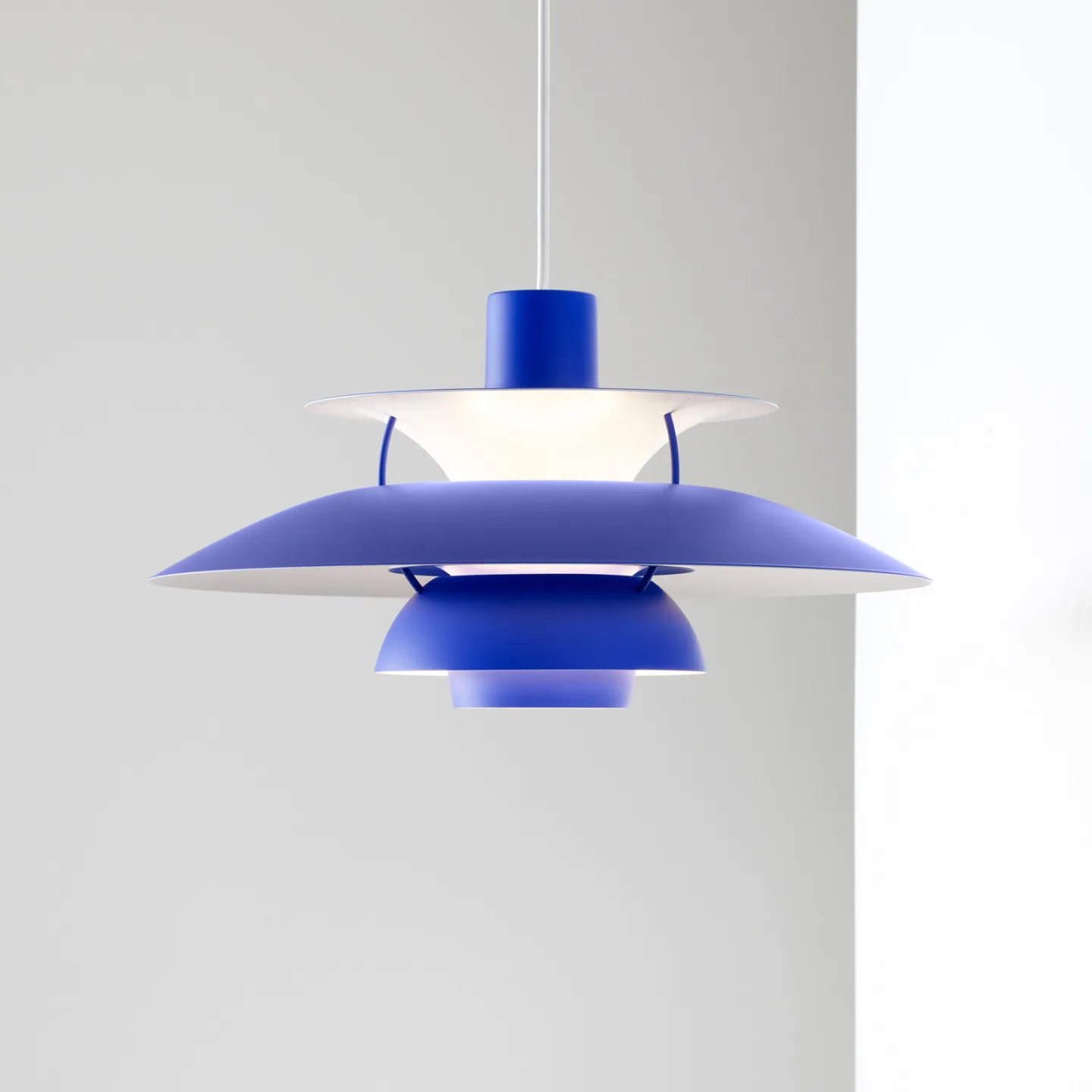 PH 5 500 pendellampe Monochrome Blue – Louis Poulsen - Stue - Design - Metal - Med én lyskilde