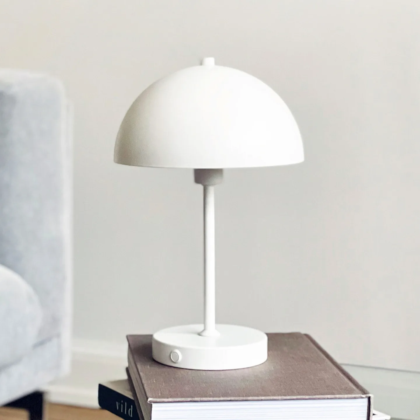 Stockholm LED-bordlampe med batteri, hvid - Dyberg Larsen - Stue - Skandinavisk - Metal - Med én lyskilde